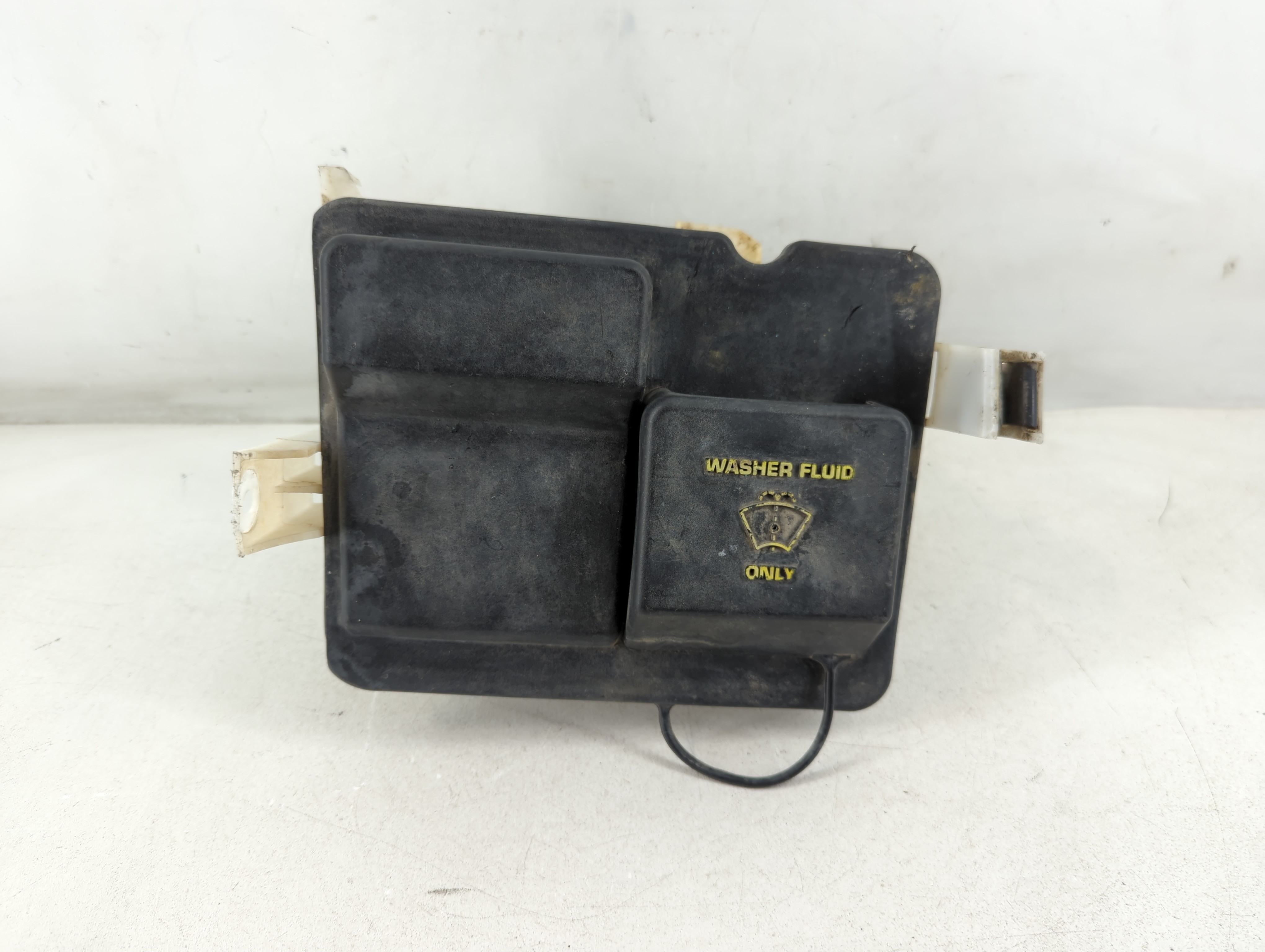 1999 Ford Expedition Windshield Washer Fluid Reservoir Bottle Oem 1051767 - Oemusedautoparts1.com