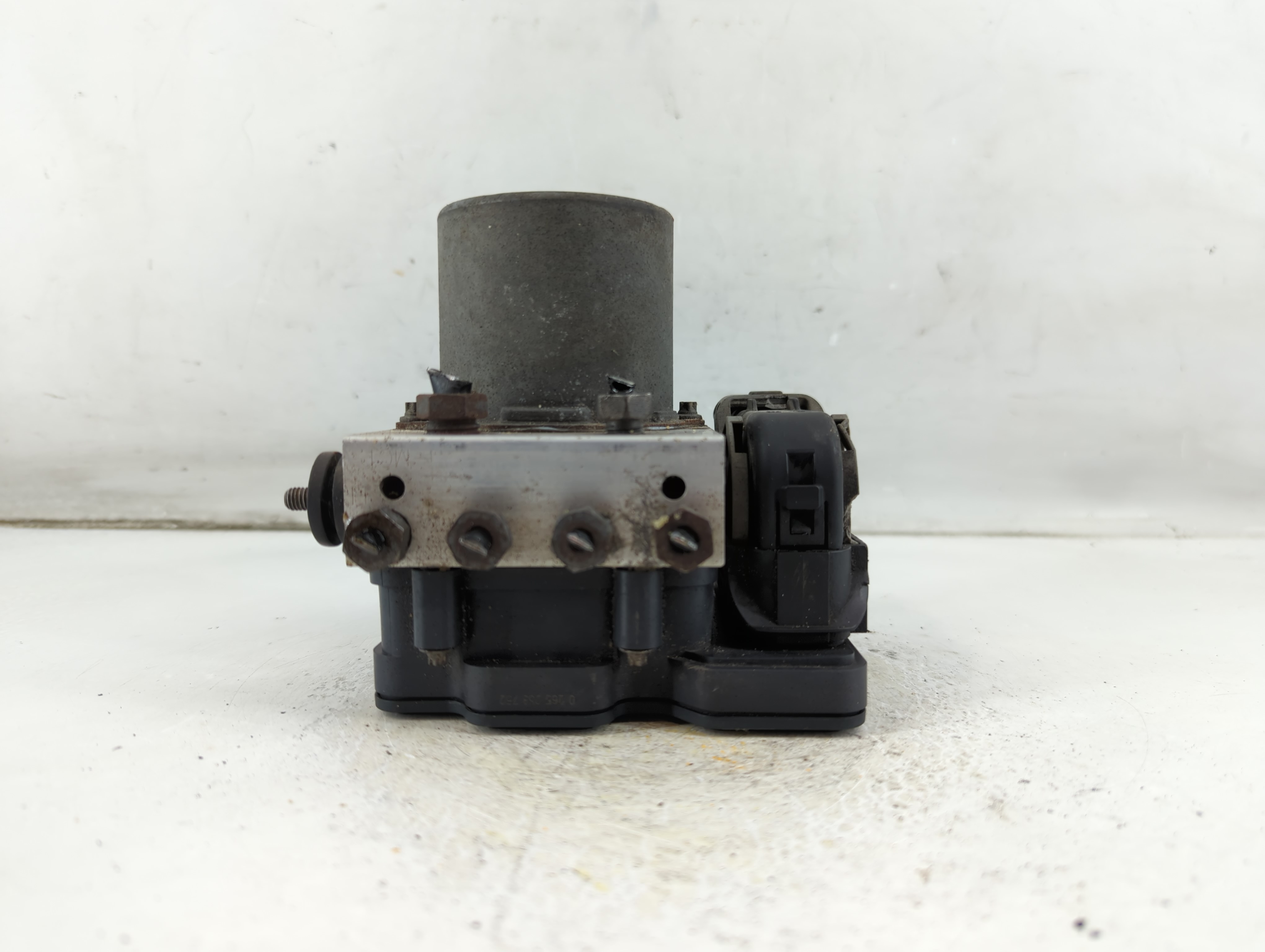 2017-2018 Ford F-150 Abs Pump Control Module 1055170 - Oemusedautoparts1.com