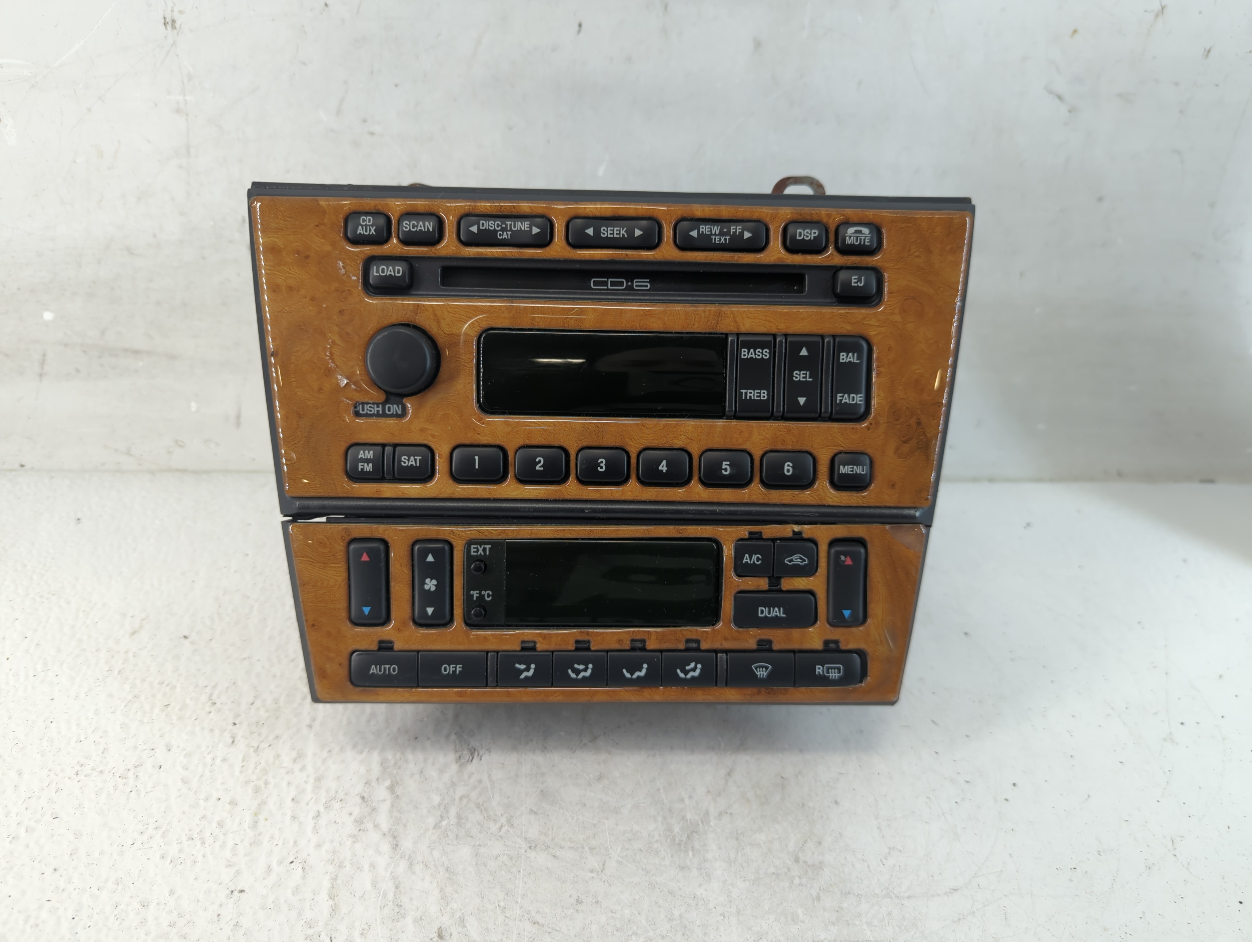 Picture of 2003-2005 Ford Thunderbird Am Fm Cd Player Radio Receiver 1055352