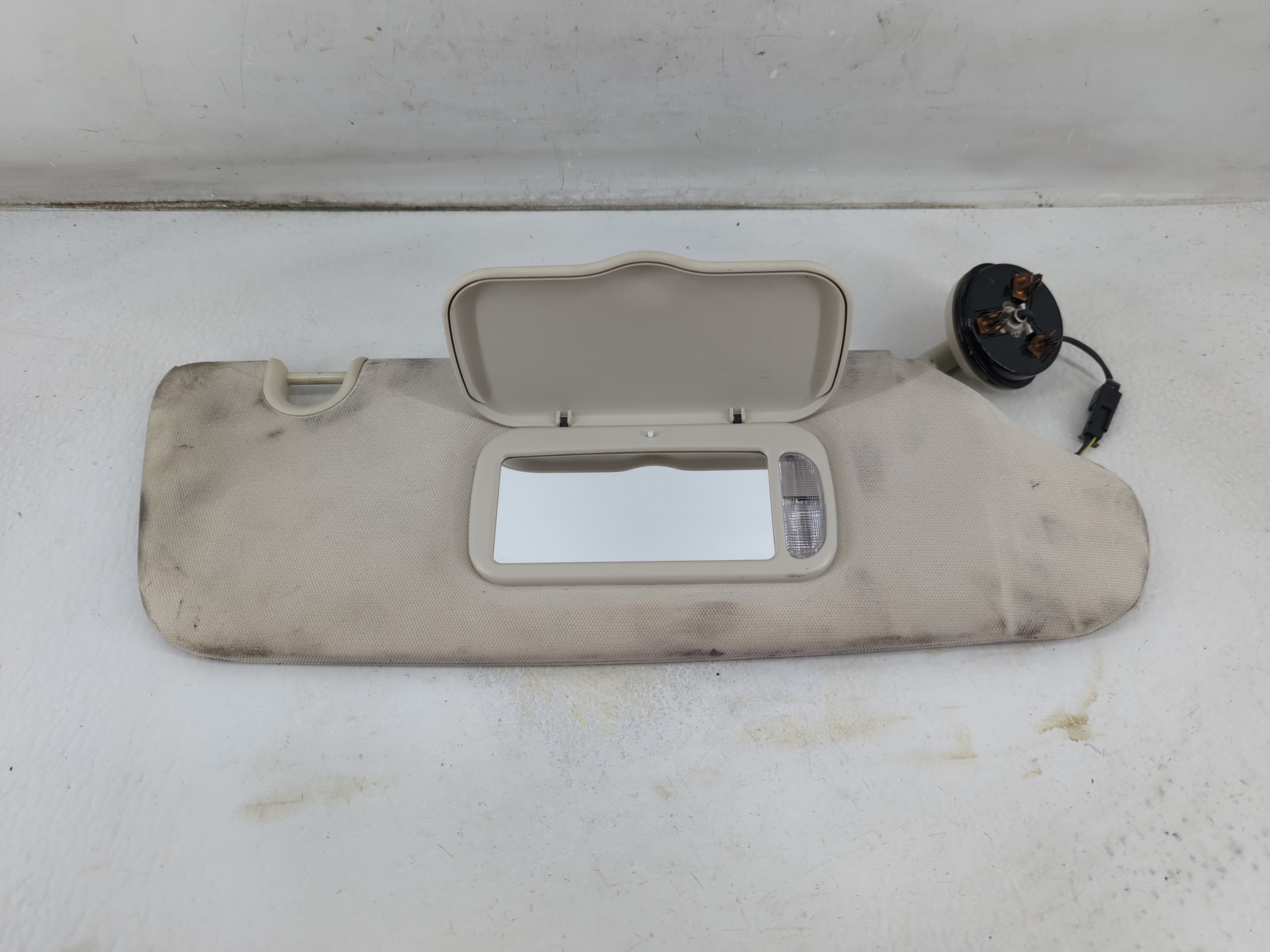 2009-2014 Volkswagen Routan Driver Sun Visor Mirror Left Sunvisor Ivory 1057101 - Oemusedautoparts1.com