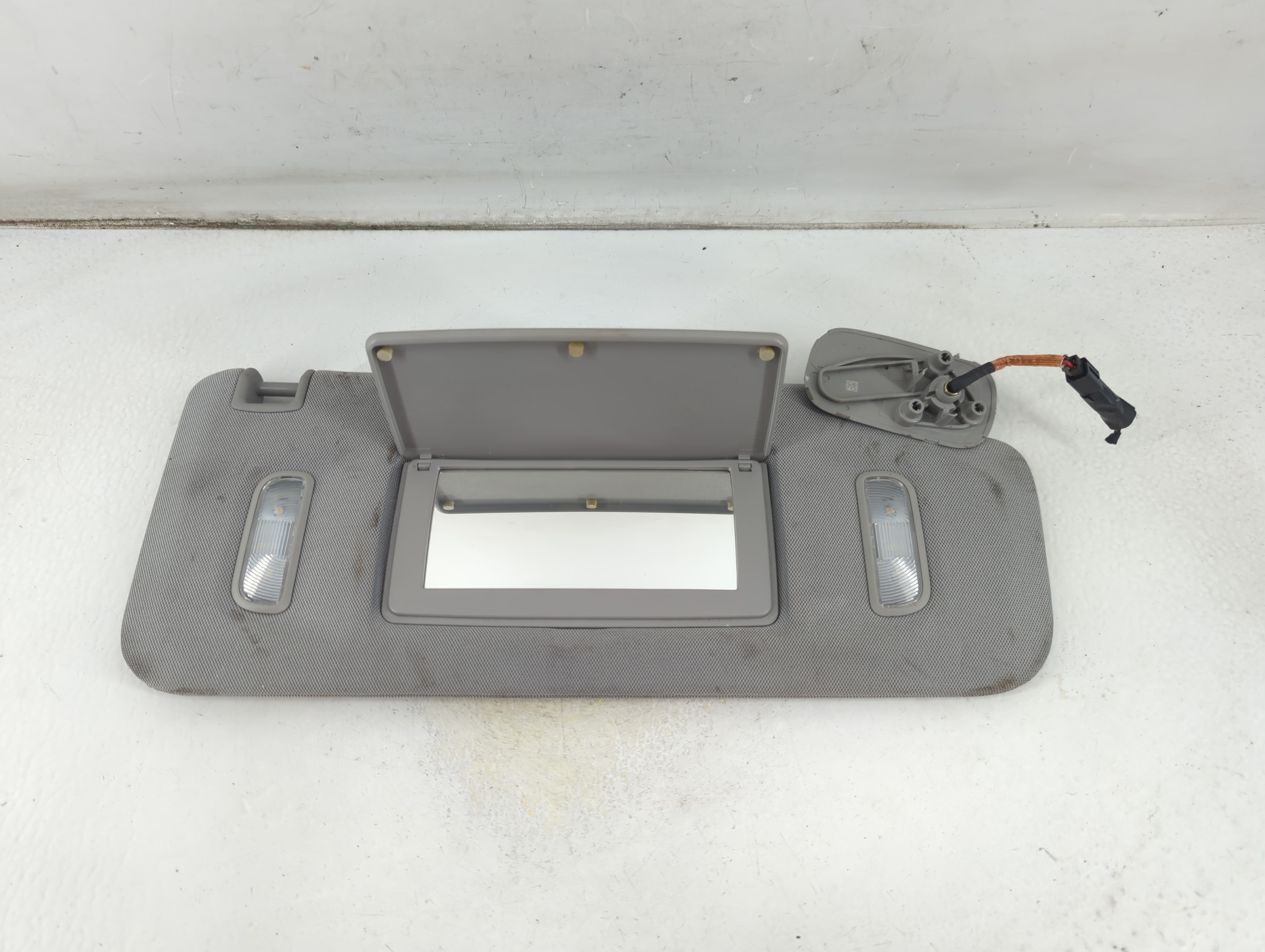 2014-2019 Gmc Sierra 1500 Passenger Sun Visor Mirror Right Sunvisor Grey 1057178 - Oemusedautoparts1.com
