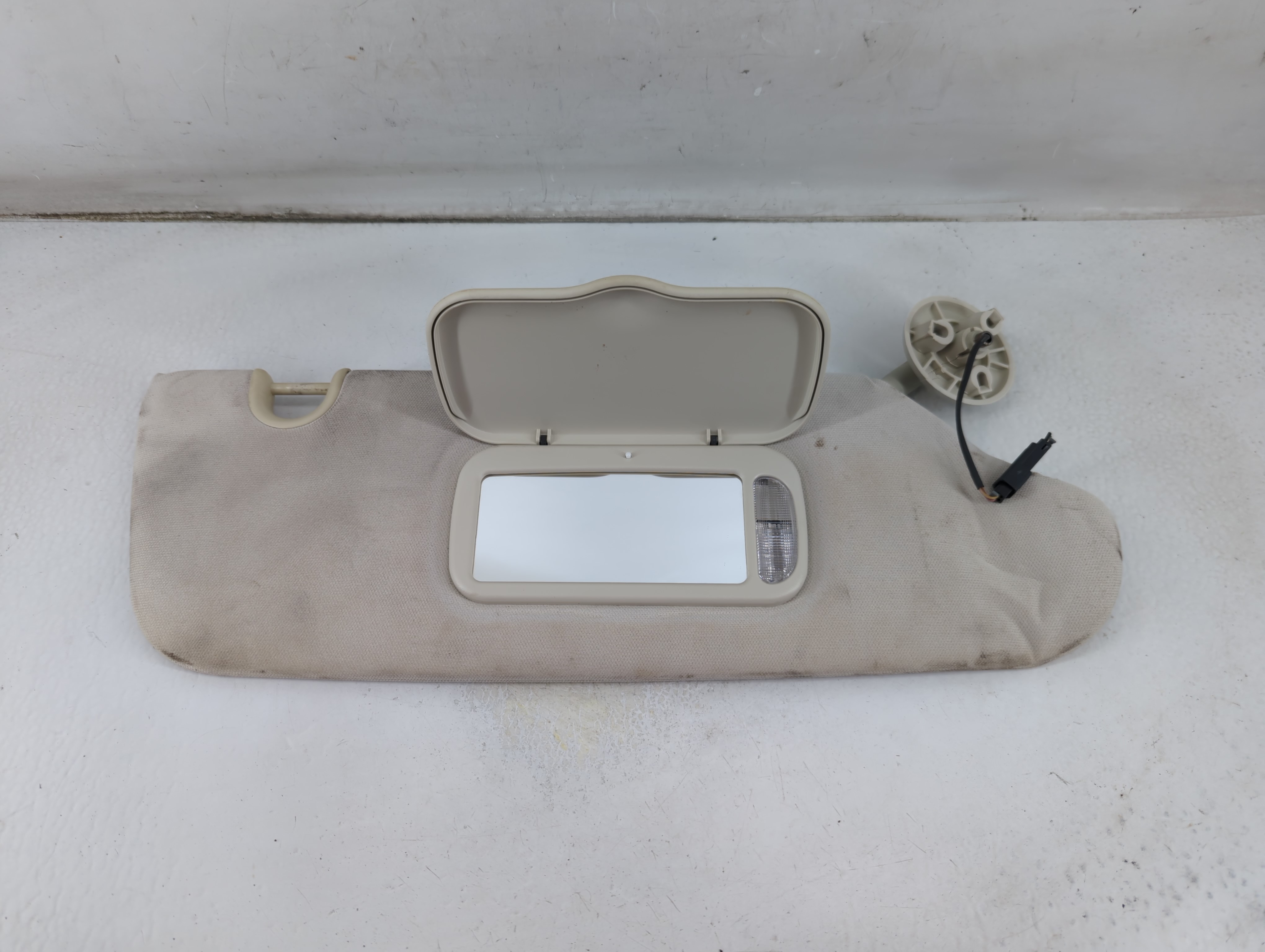 2008 Chrysler Town & Country Passenger Sun Visor Mirror Right Sunvisor 1057181 - Oemusedautoparts1.com