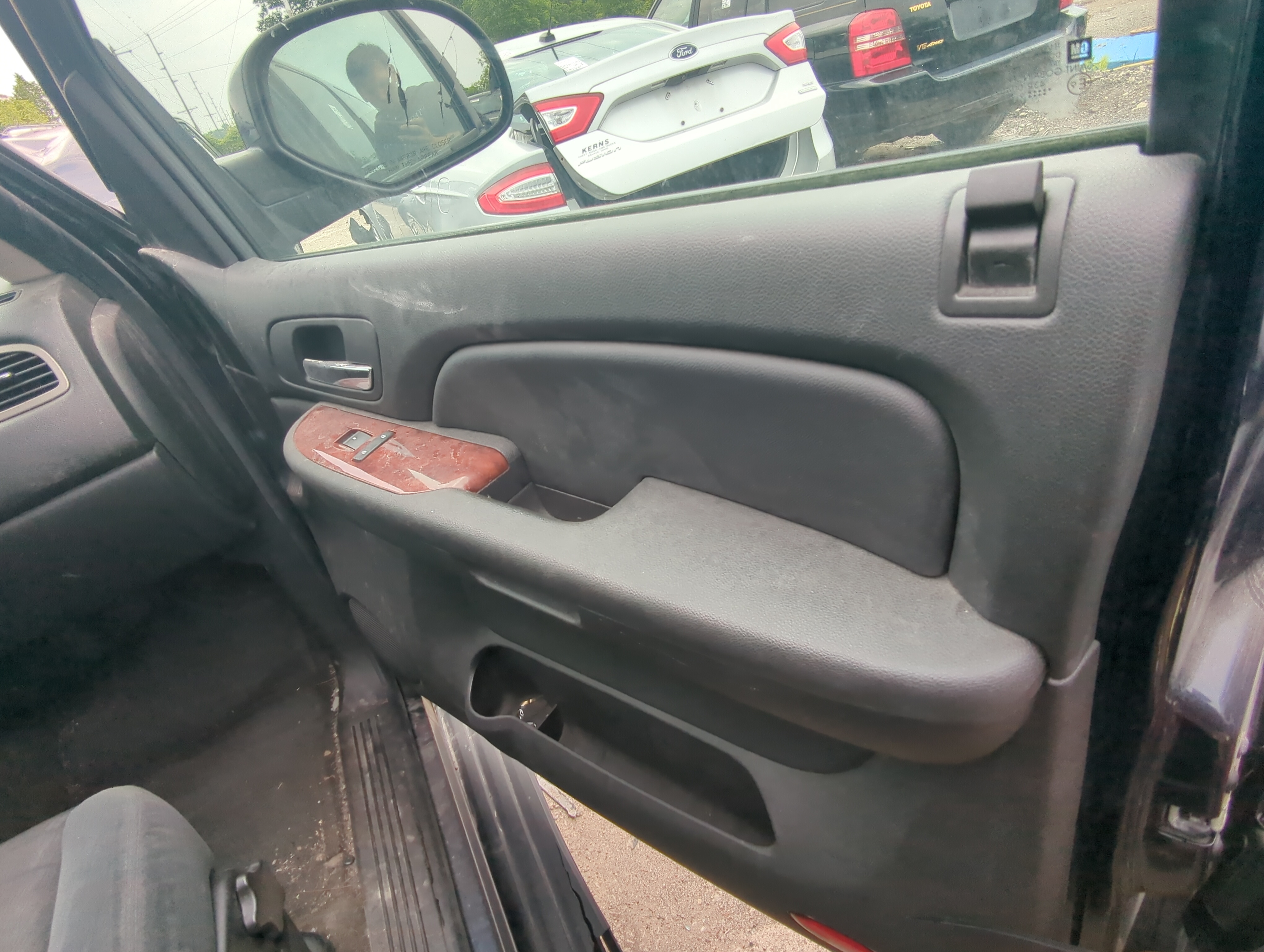 2009 Chevrolet Suburban Front Right Passenger Interior Door Panel Trim 1058600 - Oemusedautoparts1.com