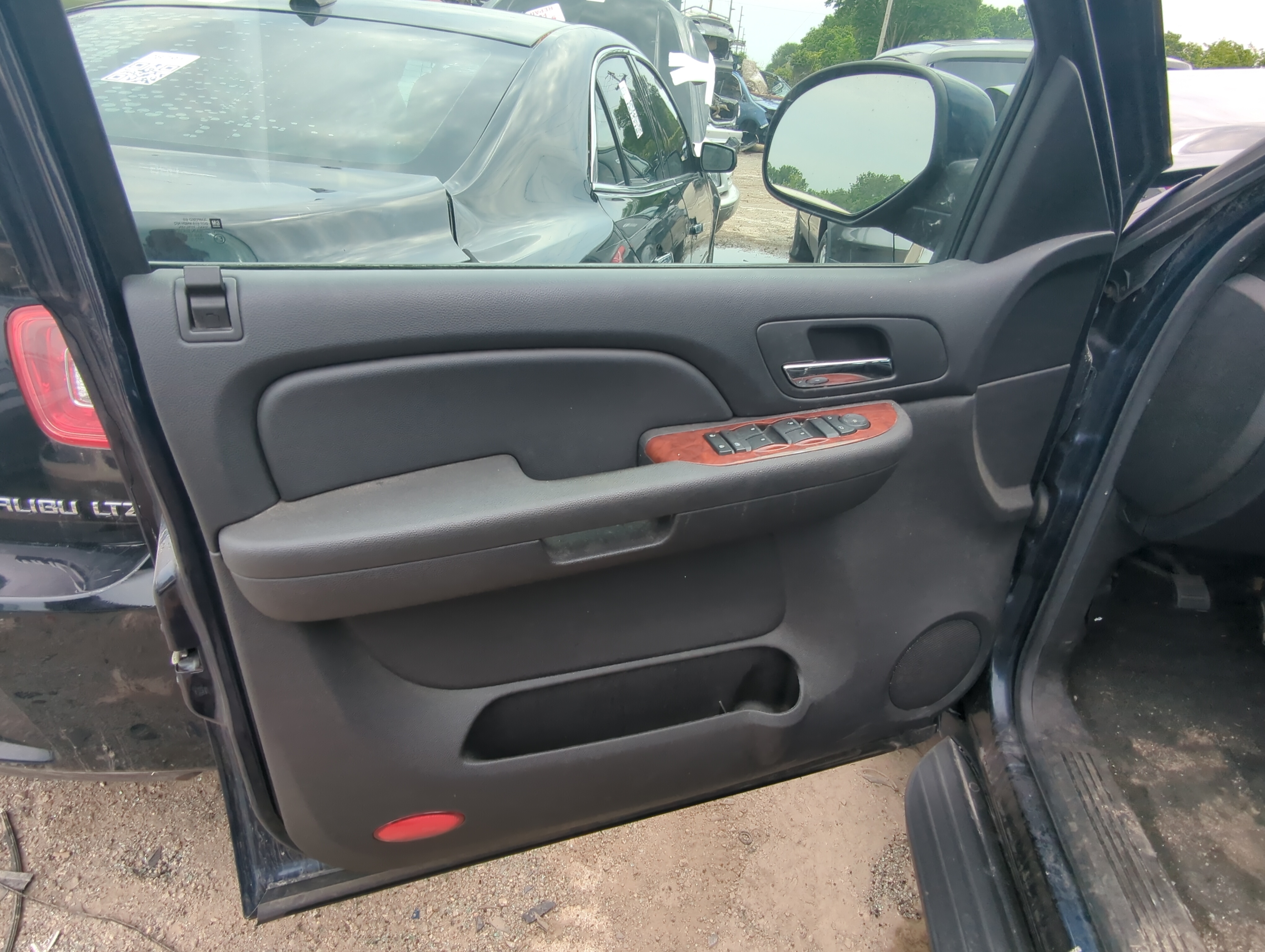 2009 Chevrolet Suburban Front Left Driver Interior Door Panel Trim 1058610 - Oemusedautoparts1.com