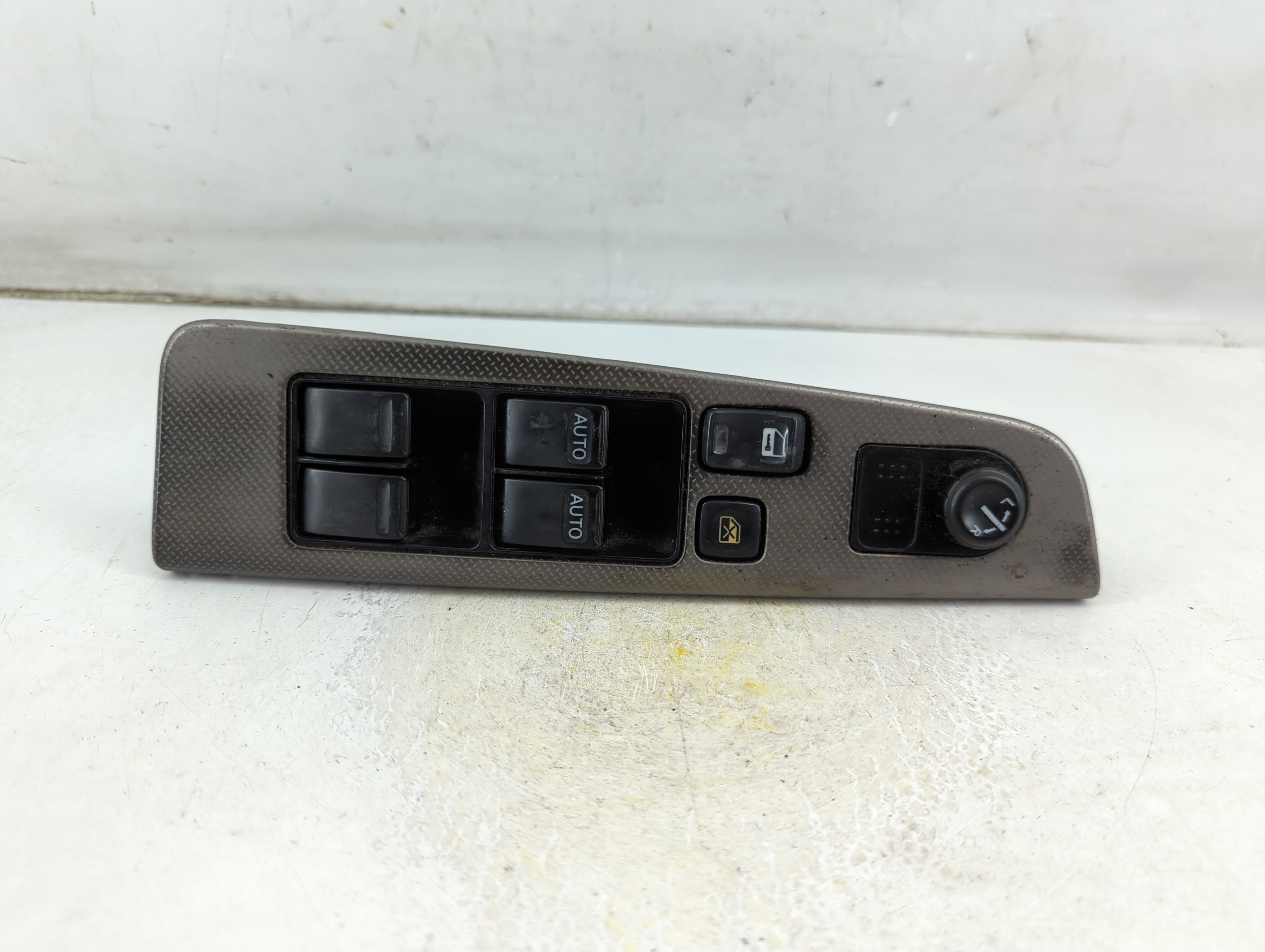2005-2006 Nissan Altima Driver Left Door Master Power Window Switch 1060207 - Oemusedautoparts1.com