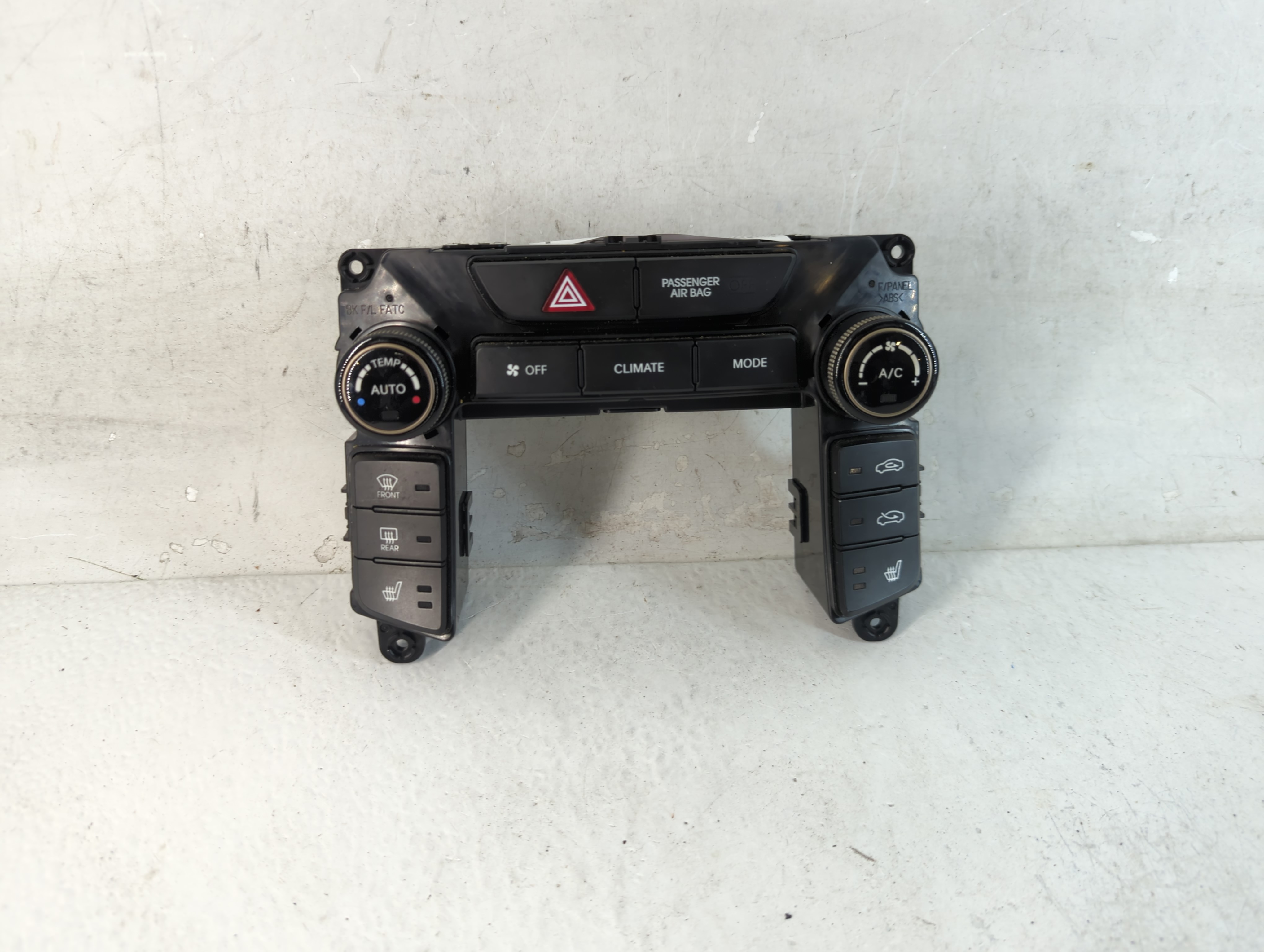 2013-2016 Hyundai Genesis Ac Heater Climate Control 97250-2mfp0 1061163 - Oemusedautoparts1.com