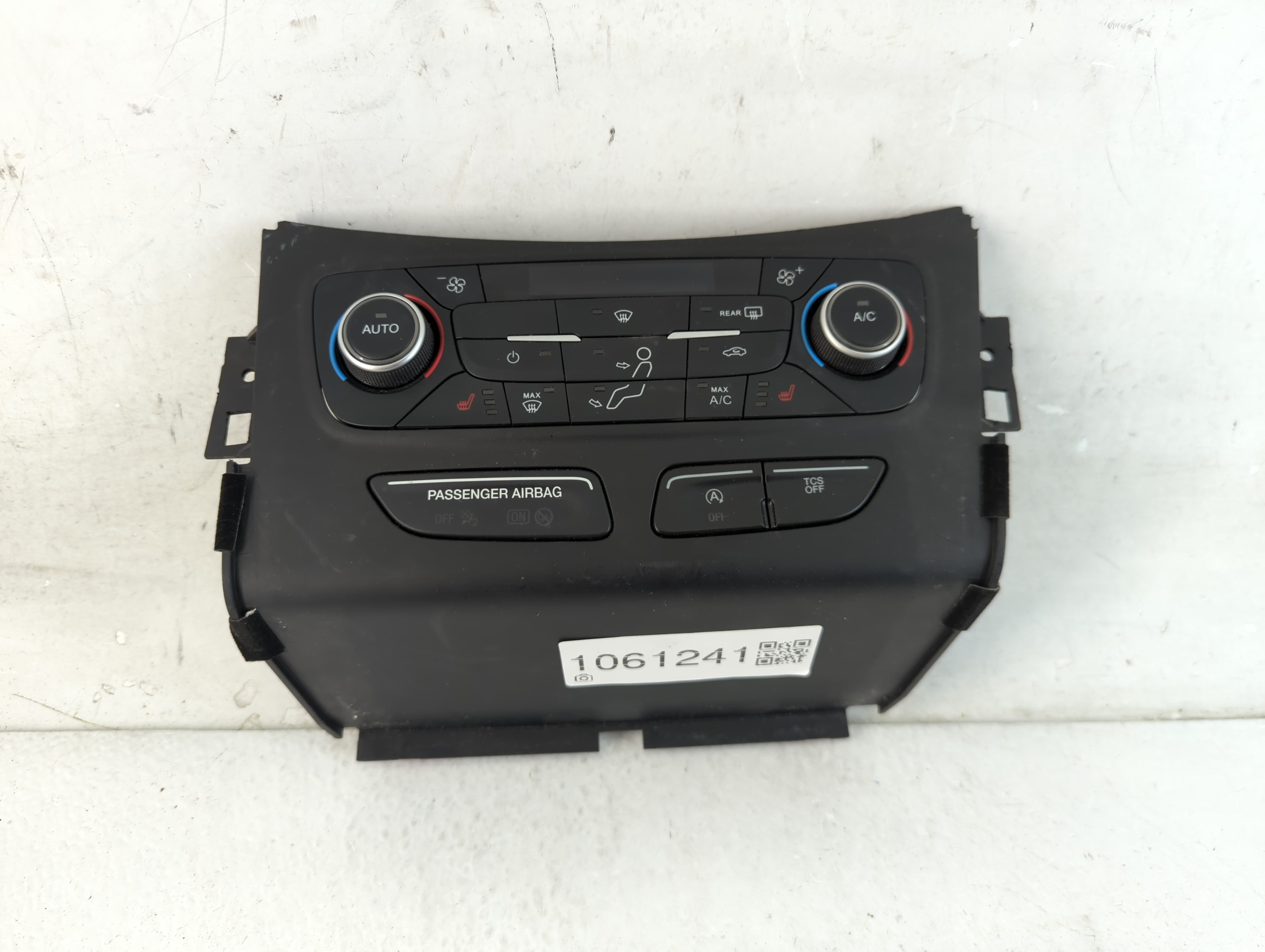 2018-2019 Ford Escape Ac Heater Climate Control Gj5t-18c612-ck 1061241 - Oemusedautoparts1.com
