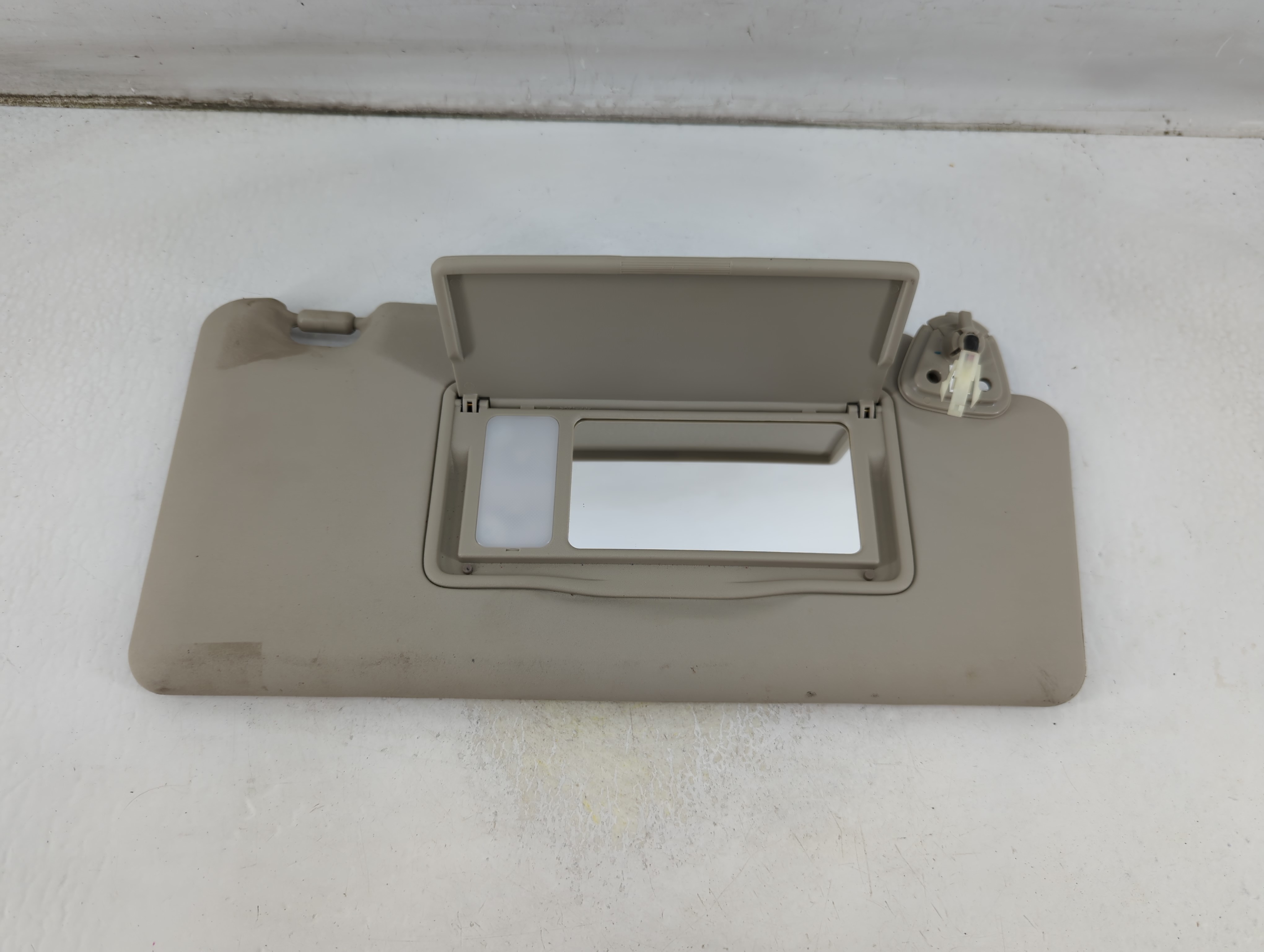 2008-2015 Nissan Rogue Passenger Sun Visor Mirror Right Sunvisor Ivory 1061308 - Oemusedautoparts1.com