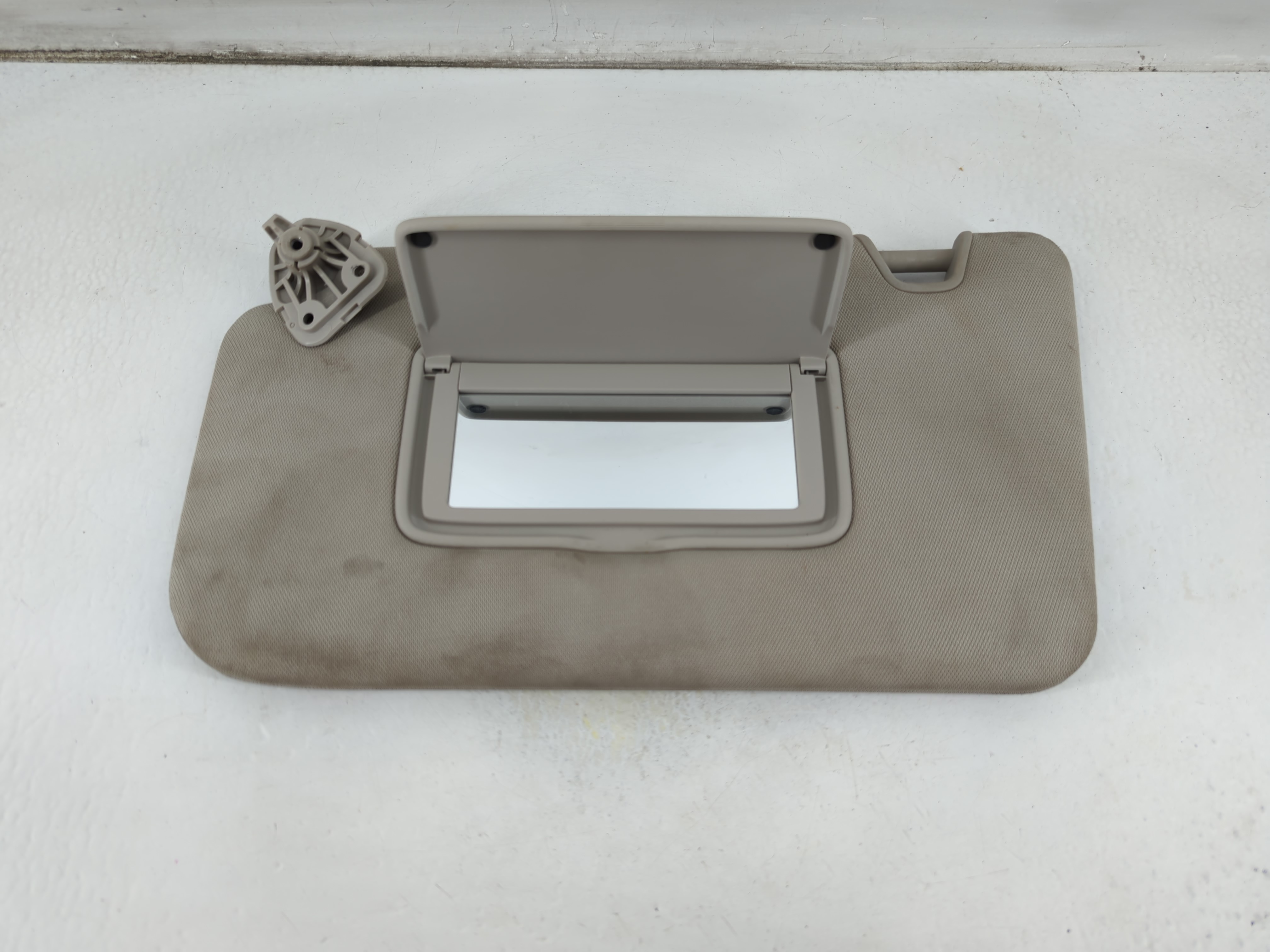 2018-2020 Nissan Rogue Passenger Sun Visor Mirror Right Sunvisor Grey 1061314 - Oemusedautoparts1.com