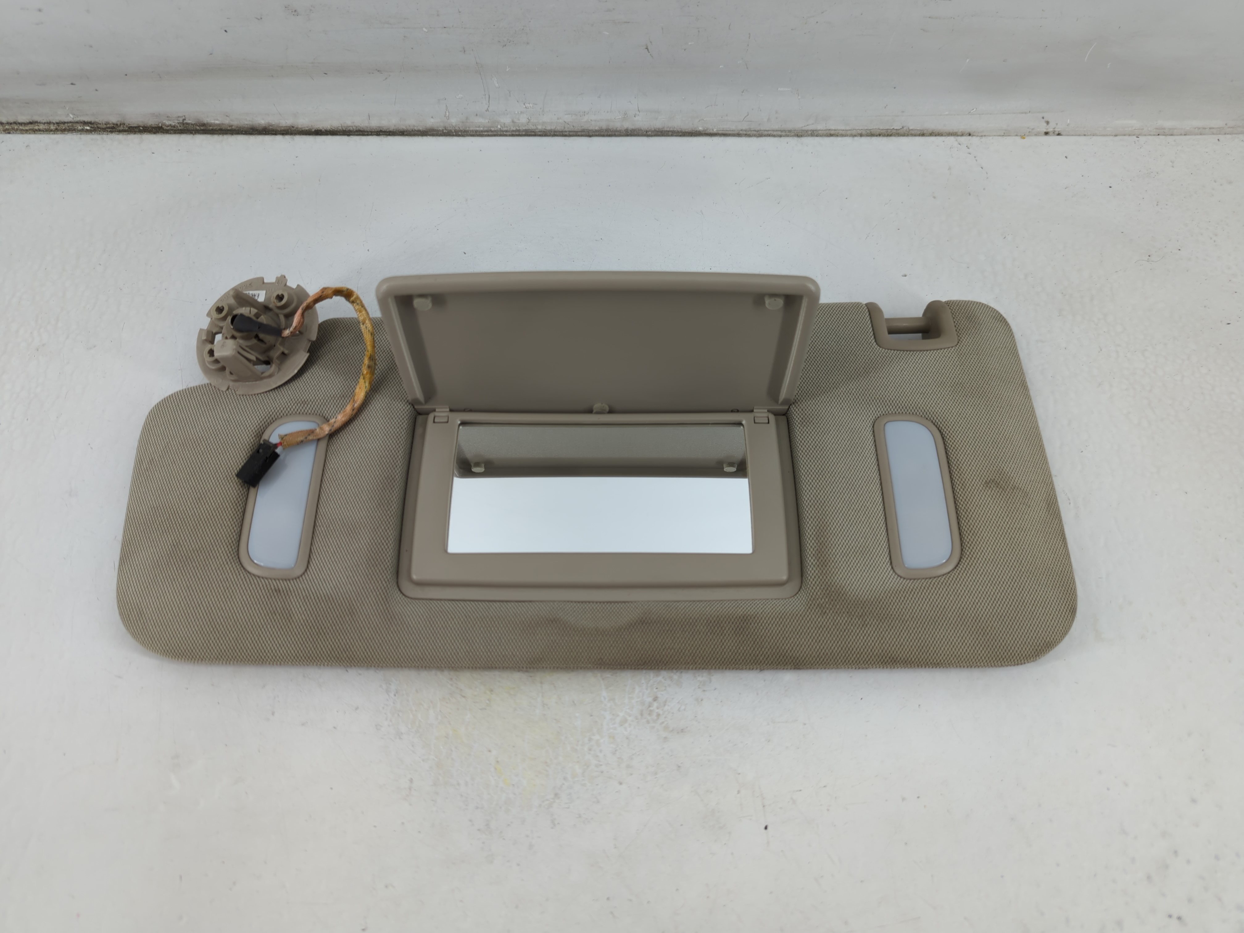 2010-2014 Cadillac Srx Driver Sun Visor Mirror Left Sunvisor Beige 1061344 - Oemusedautoparts1.com