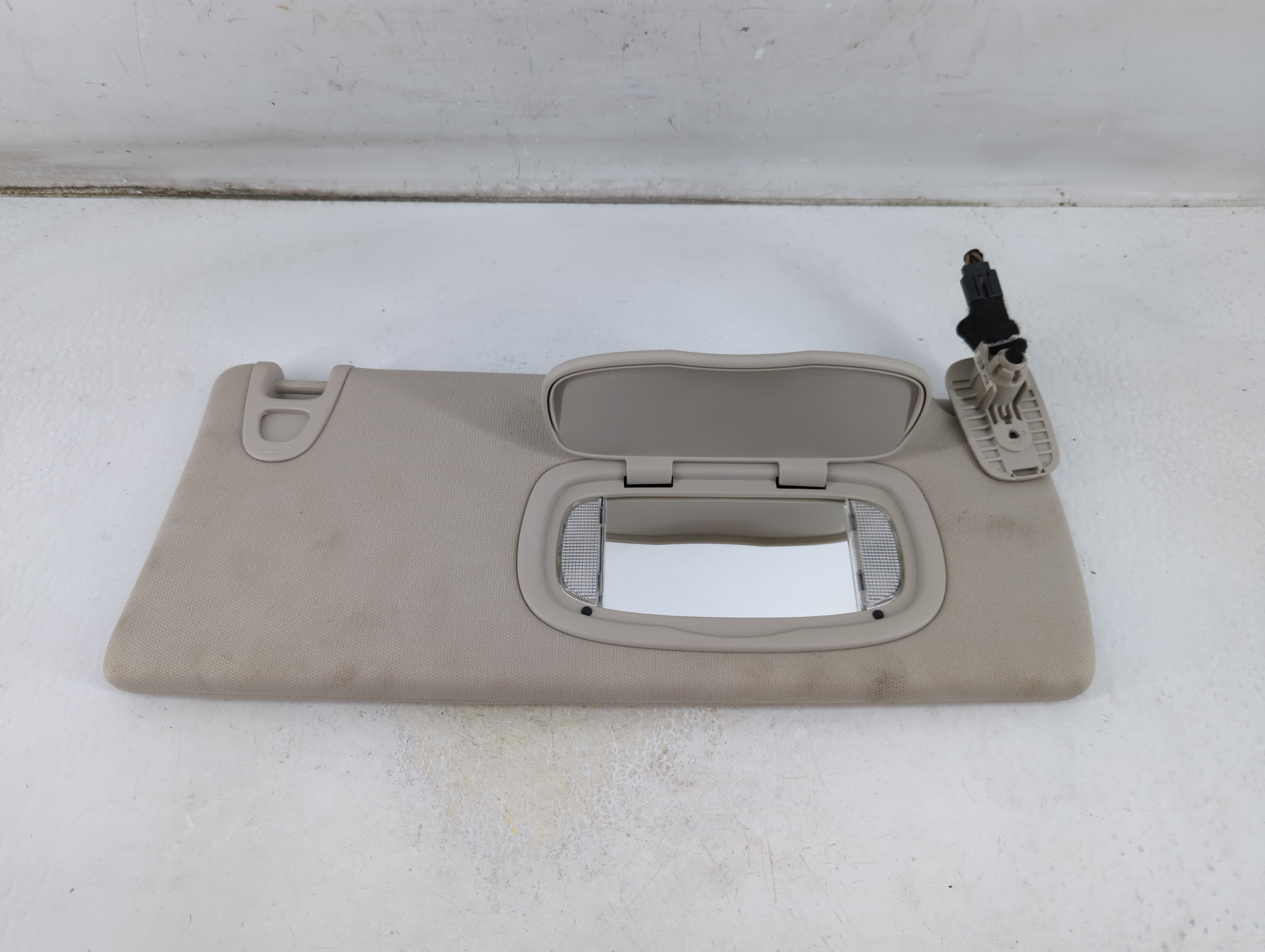 2014-2018 Jeep Cherokee Passenger Sun Visor Mirror Right Sunvisor Grey 1061369 - Oemusedautoparts1.com