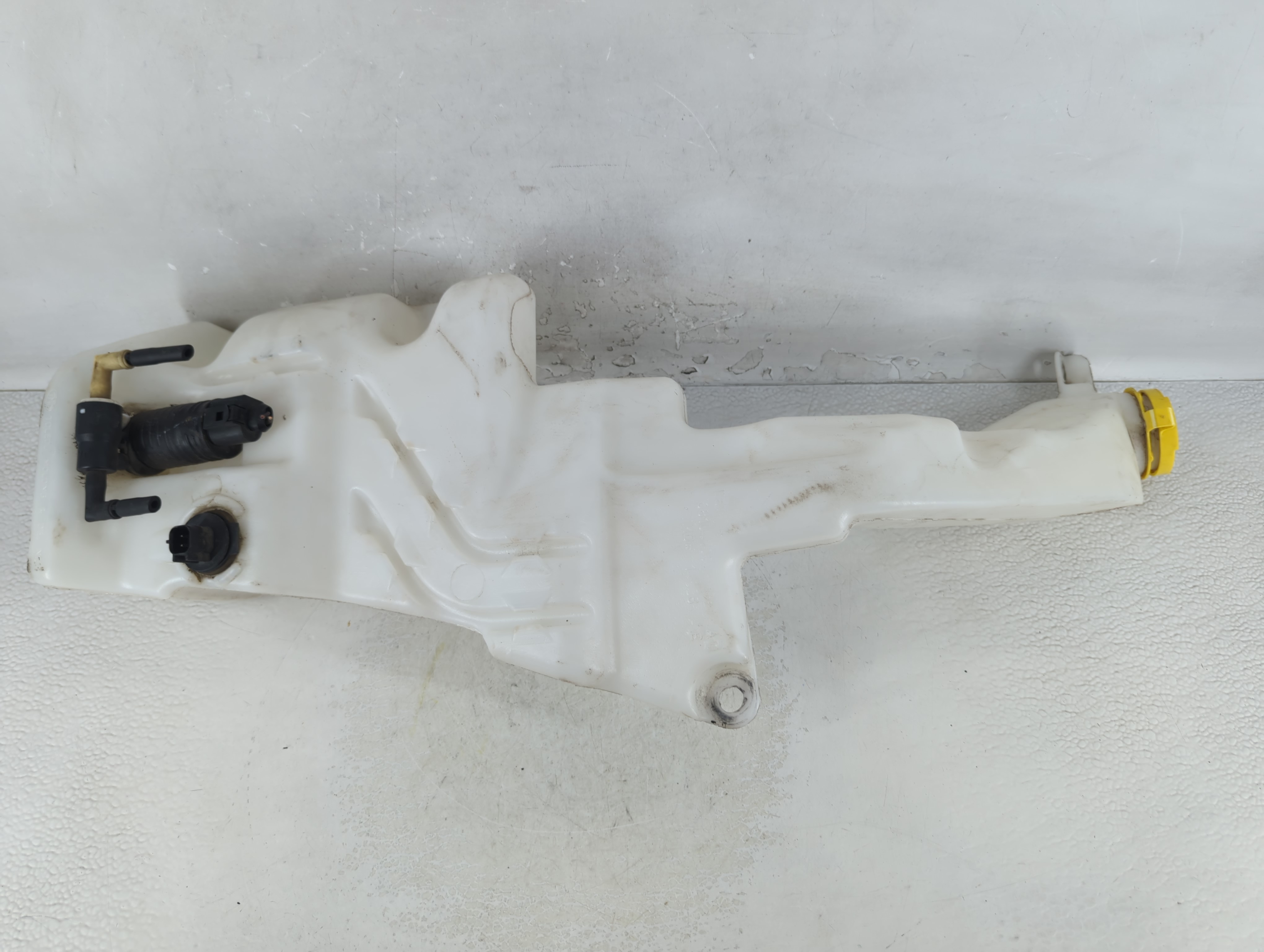 2014-2018 Jeep Cherokee Windshield Washer Fluid Reservoir Bottle Oem 1063032 - Oemusedautoparts1.com