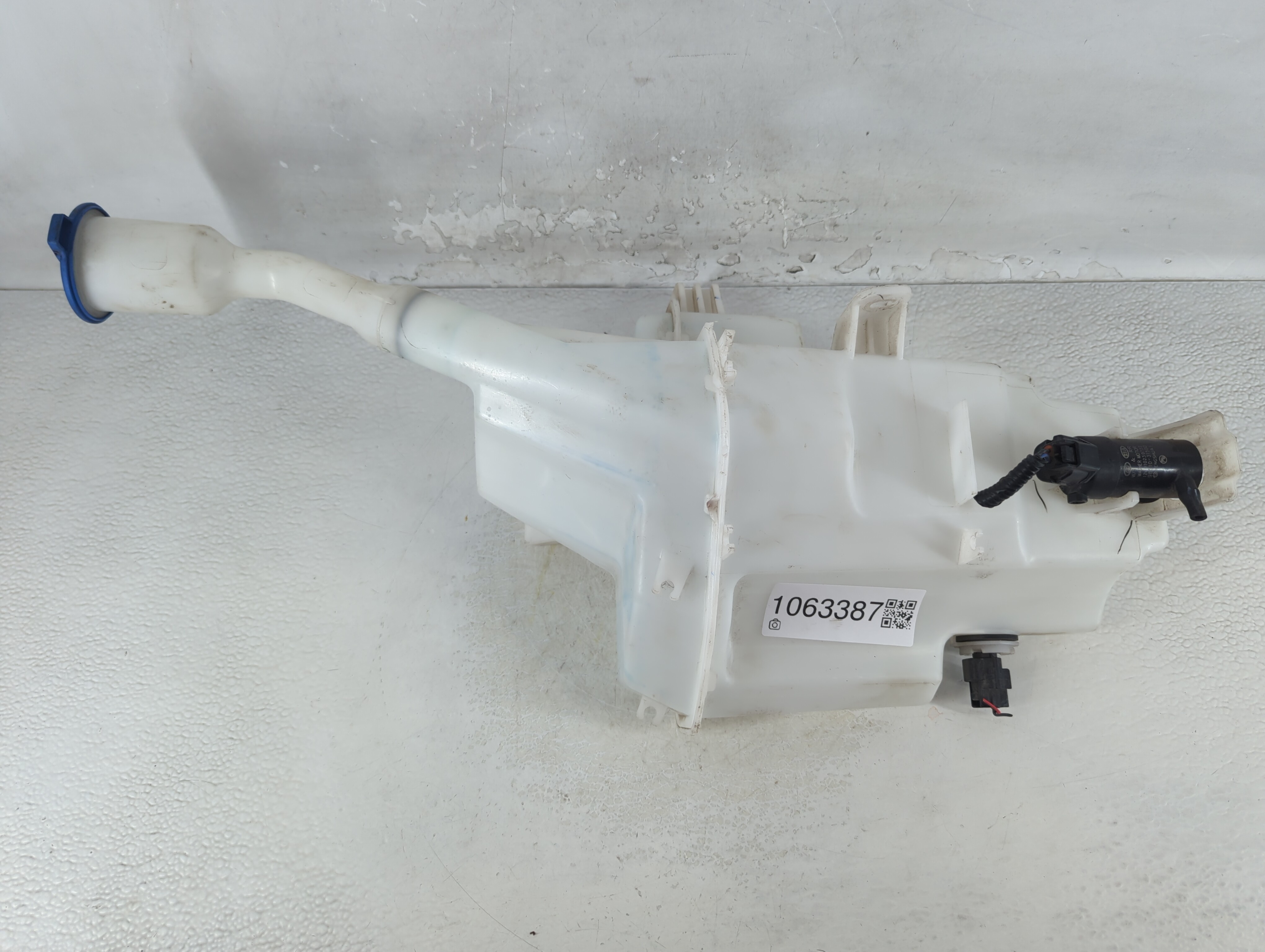 Picture of 2021-2021 Kia K5 Windshield Washer Fluid Reservoir Bottle Oem 1063387