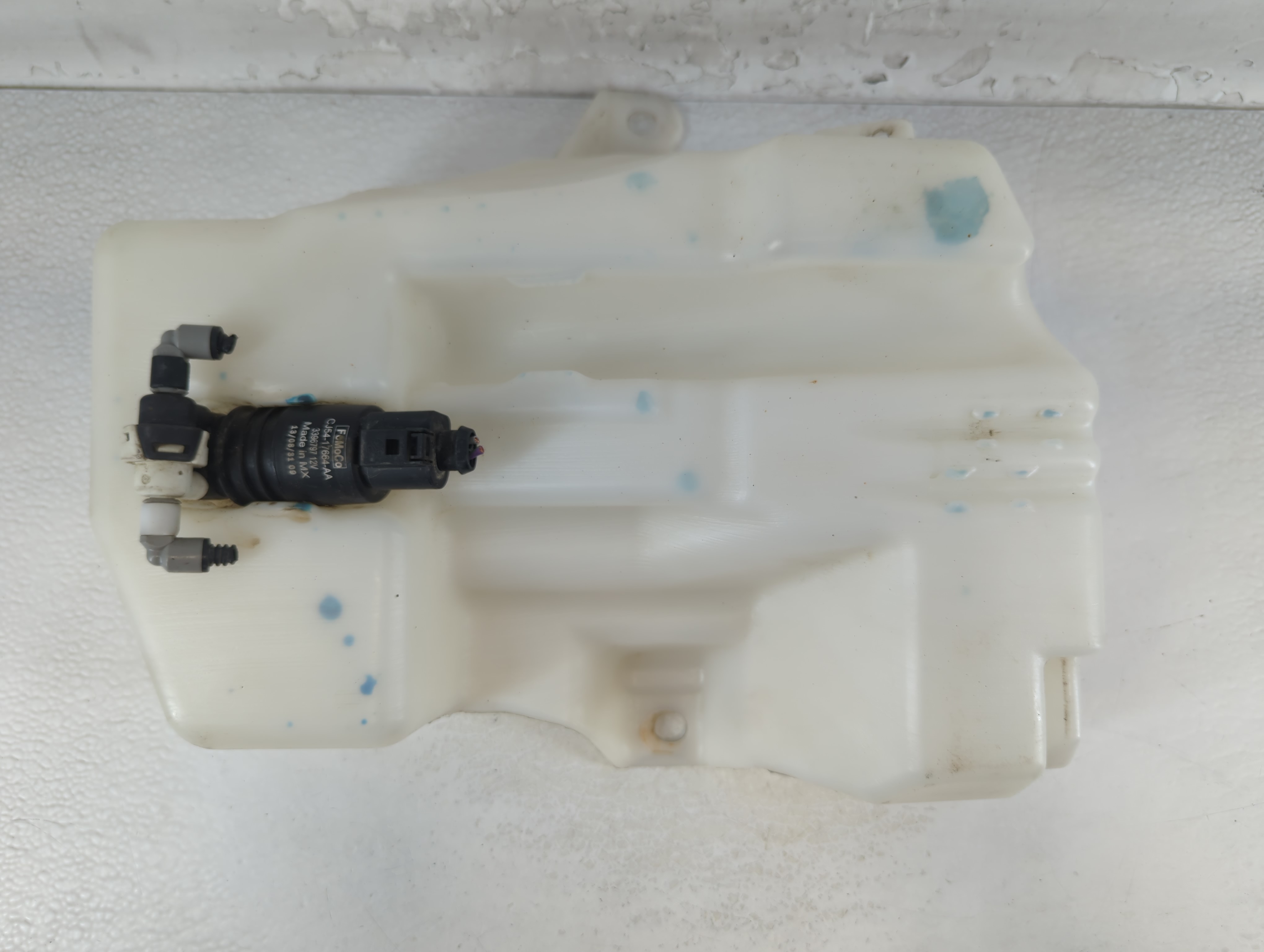 2013-2014 Ford Escape Windshield Washer Fluid Reservoir Bottle Oem 1063391 - Oemusedautoparts1.com