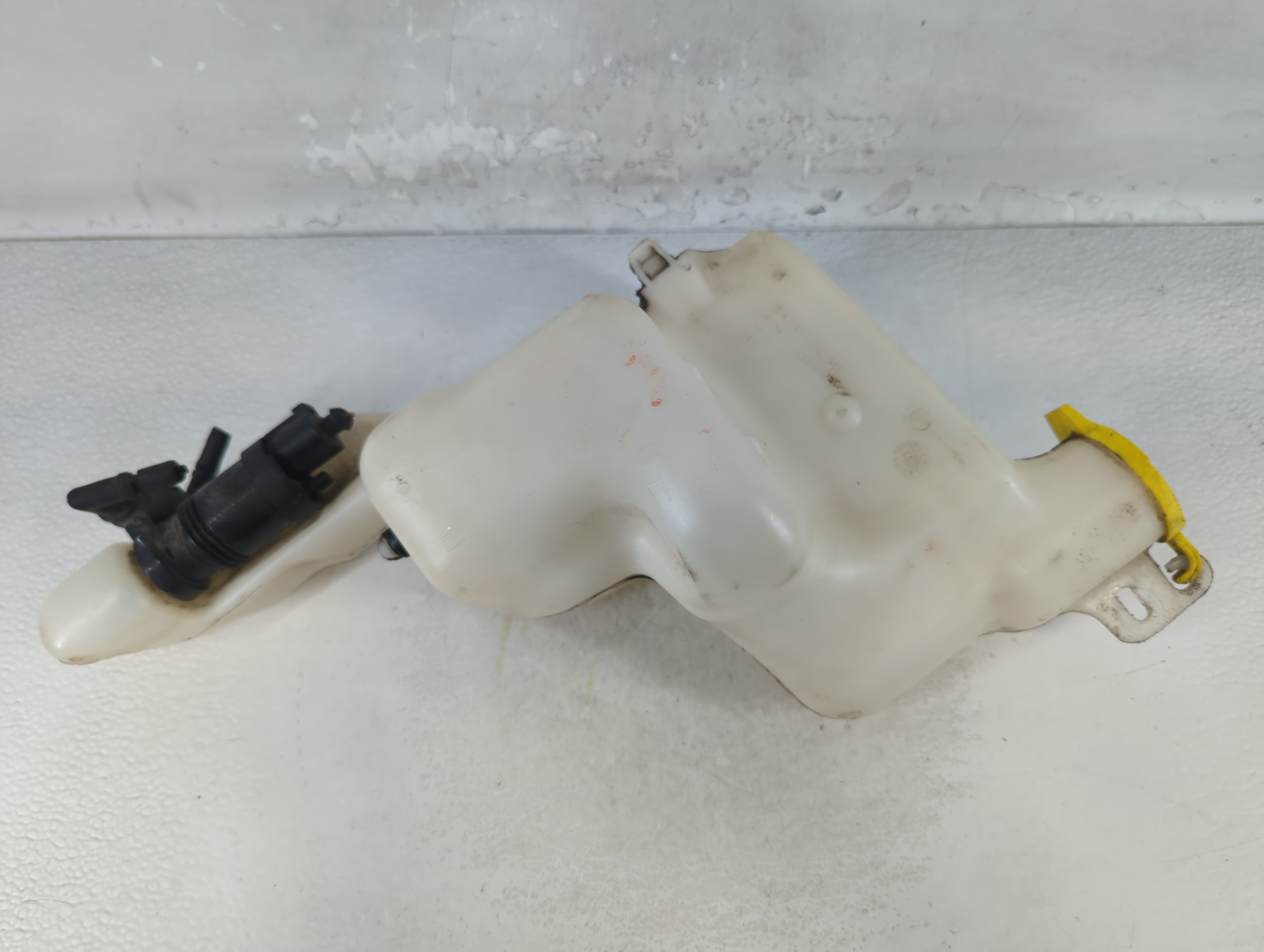 Jeep Compass Windshield Washer Fluid Reservoir Bottle Oem 1063392 - Oemusedautoparts1.com