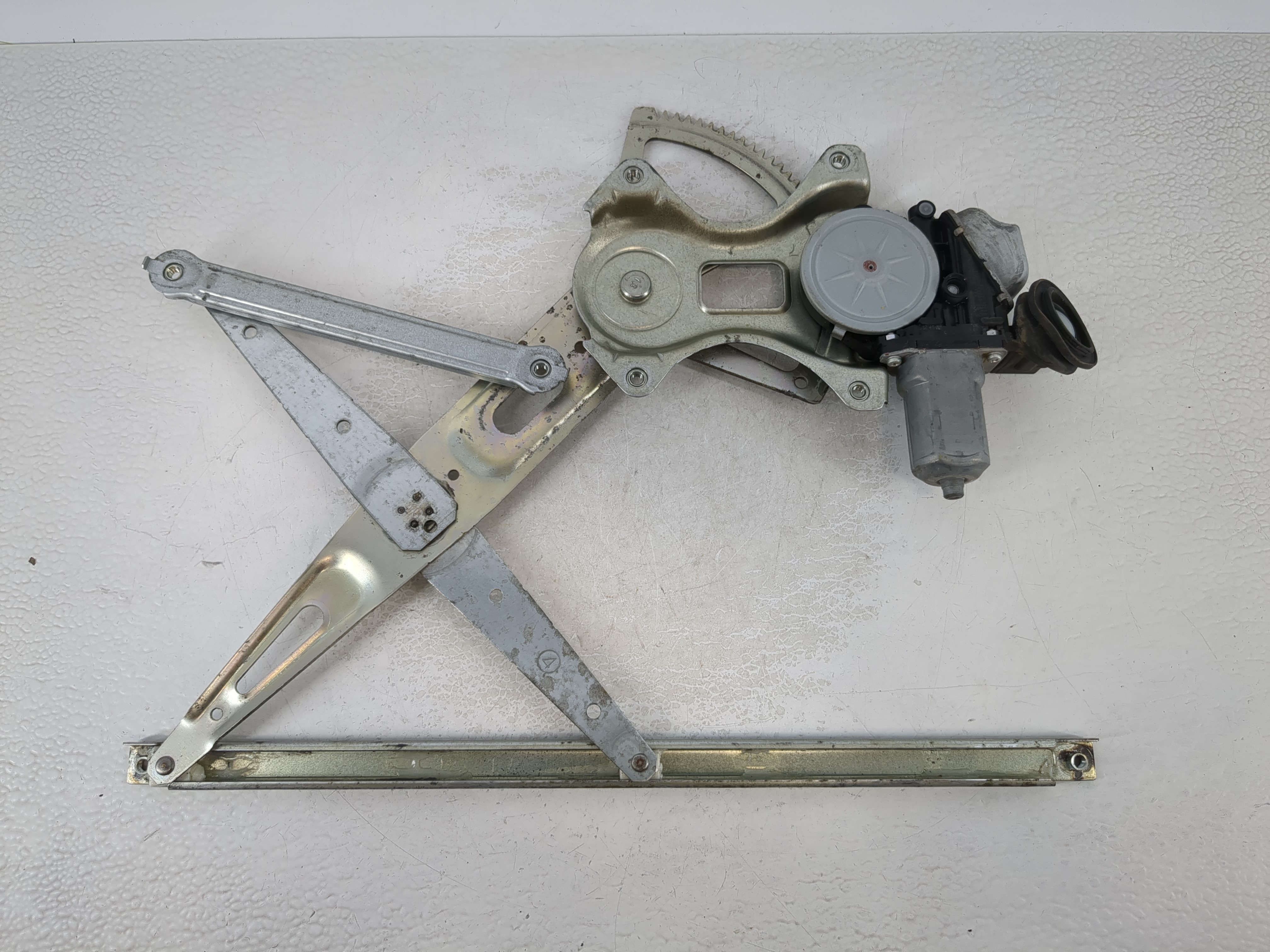 2004-2015 Toyota Prius Window Regulator Right Passenger Rear 1063877 - Oemusedautoparts1.com