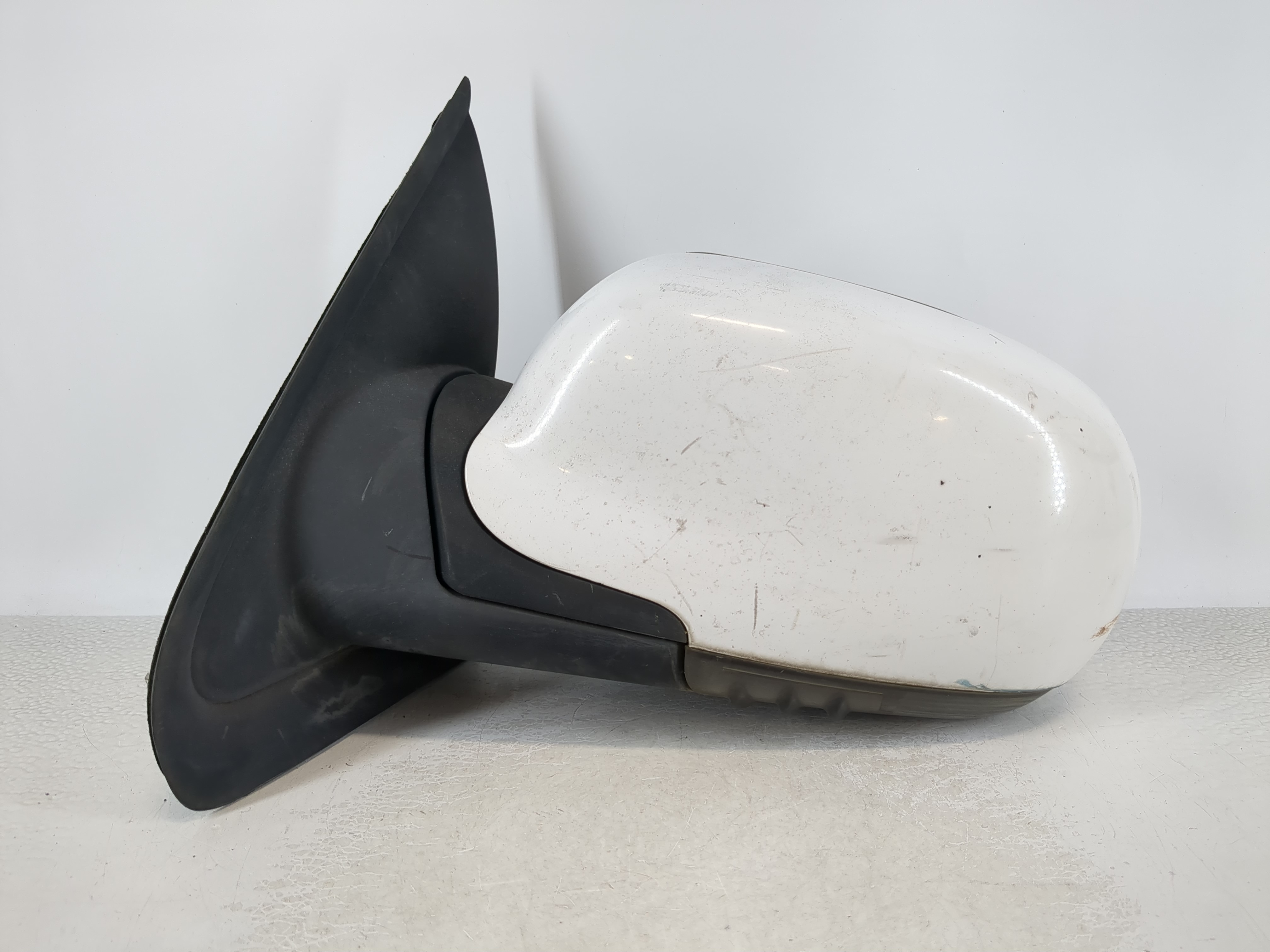 2006-2007 Saab 9-7x Driver Left Side View Manual Door Mirror White 1063976 - Oemusedautoparts1.com