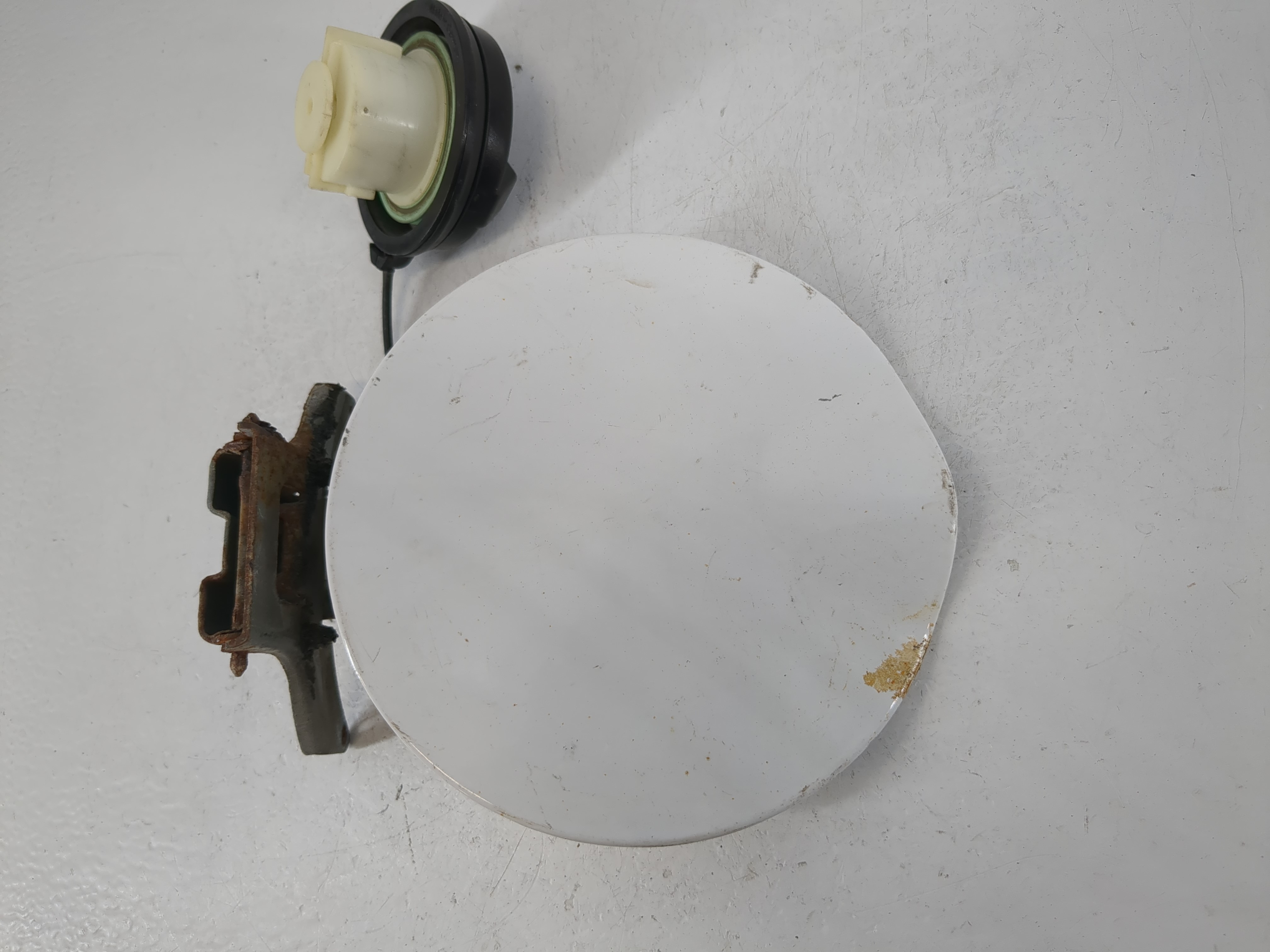 2007 Saab 9-7x Fuel Tank Door Lid Gas Tank White 1064026 - Oemusedautoparts1.com