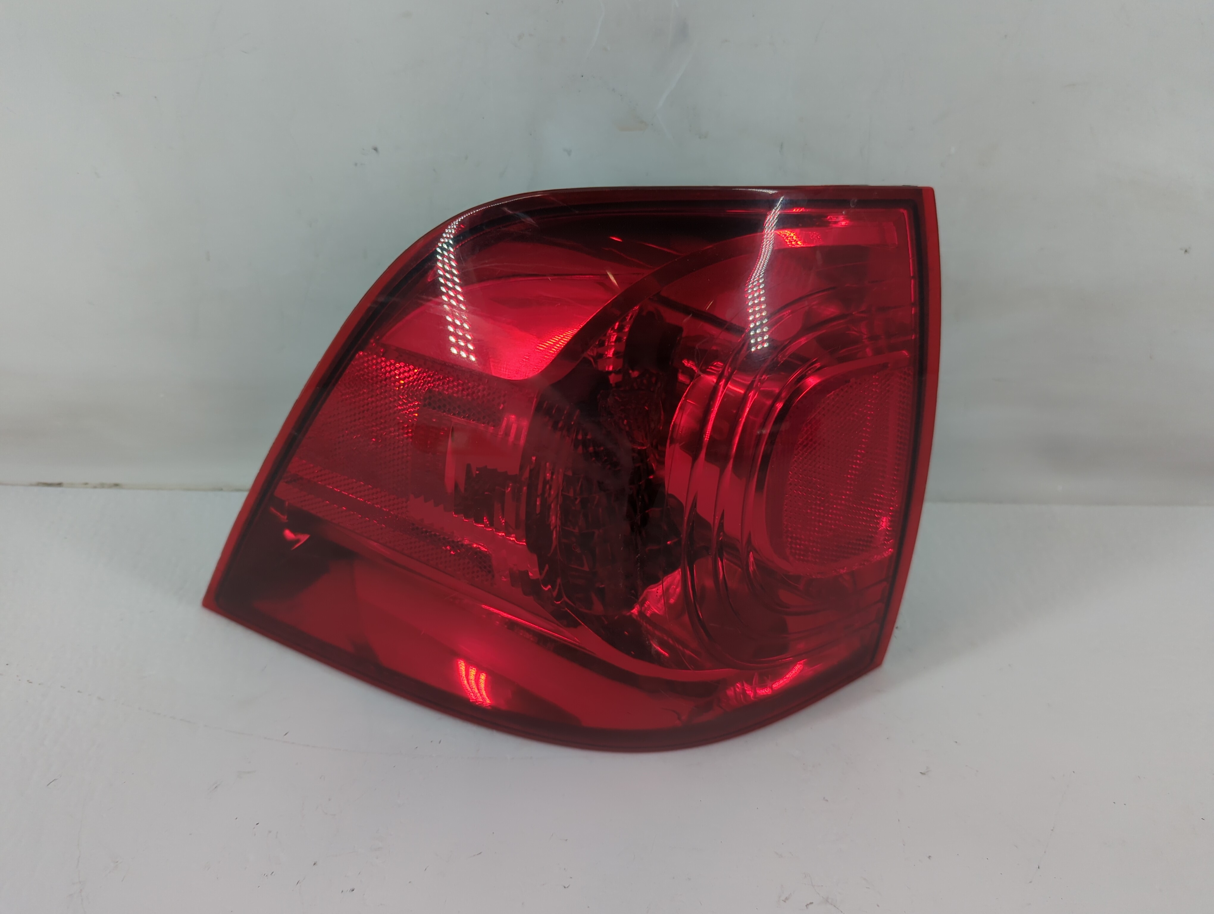 Picture of 2009 Volkswagen Routan Passenger Right Side Tail Light Taillight Oem 1064088