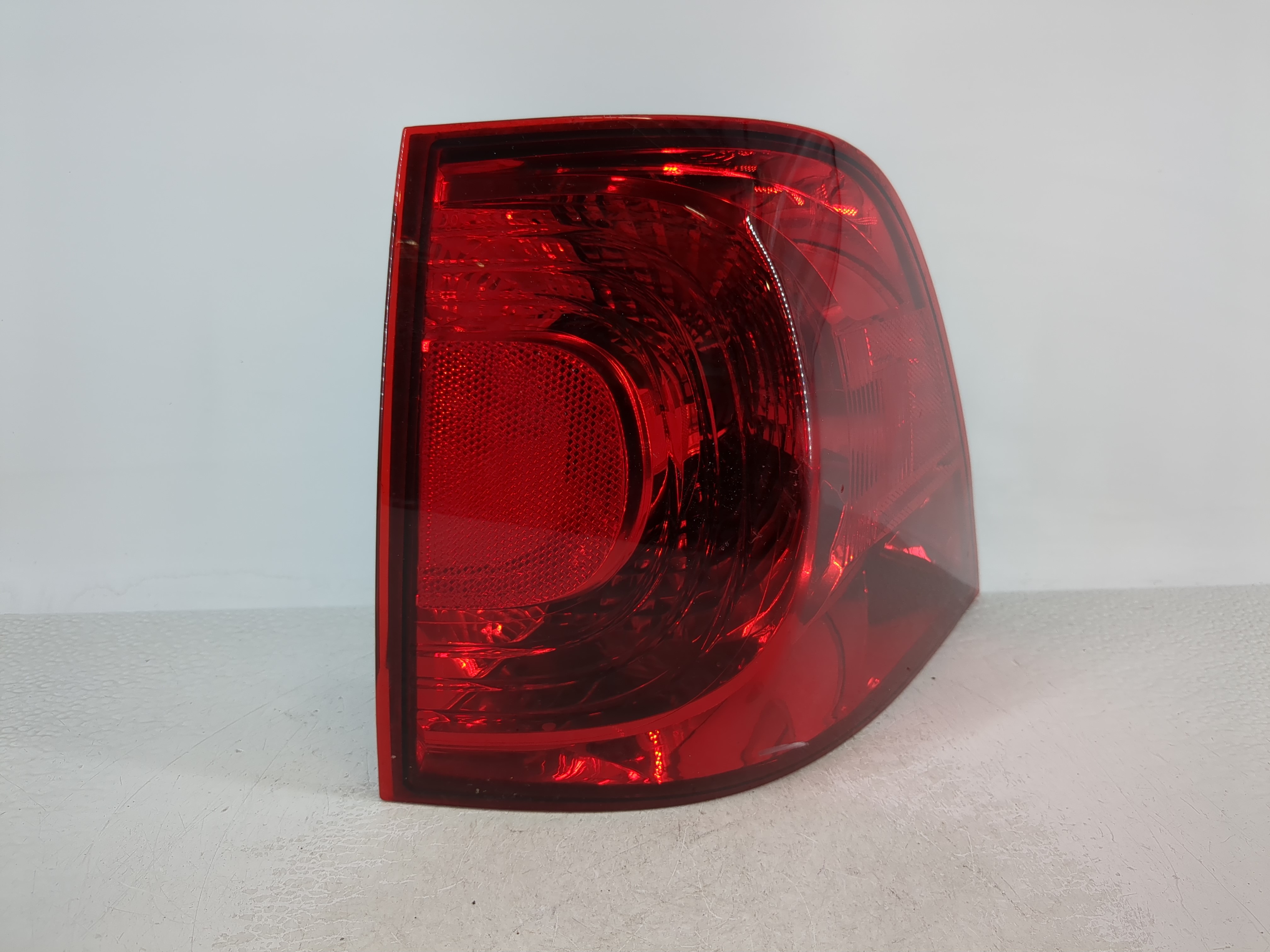 Picture of 2009-2014 Volkswagen Routan Driver Left Side Tail Light Taillight Oem 1064089