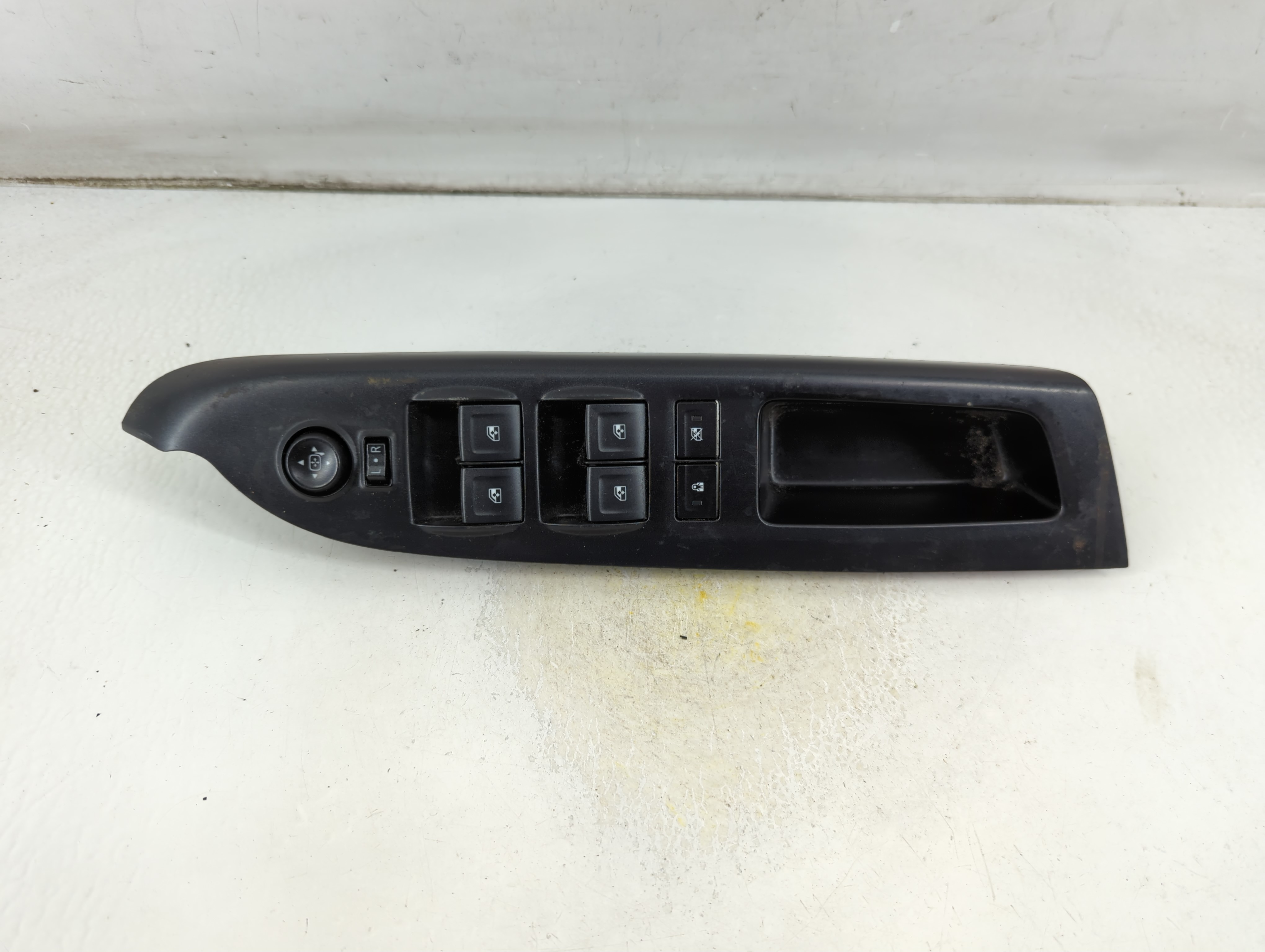 2014-2019 Gmc Sierra 1500 Driver Left Door Master Power Window Switch 1064570 - Oemusedautoparts1.com