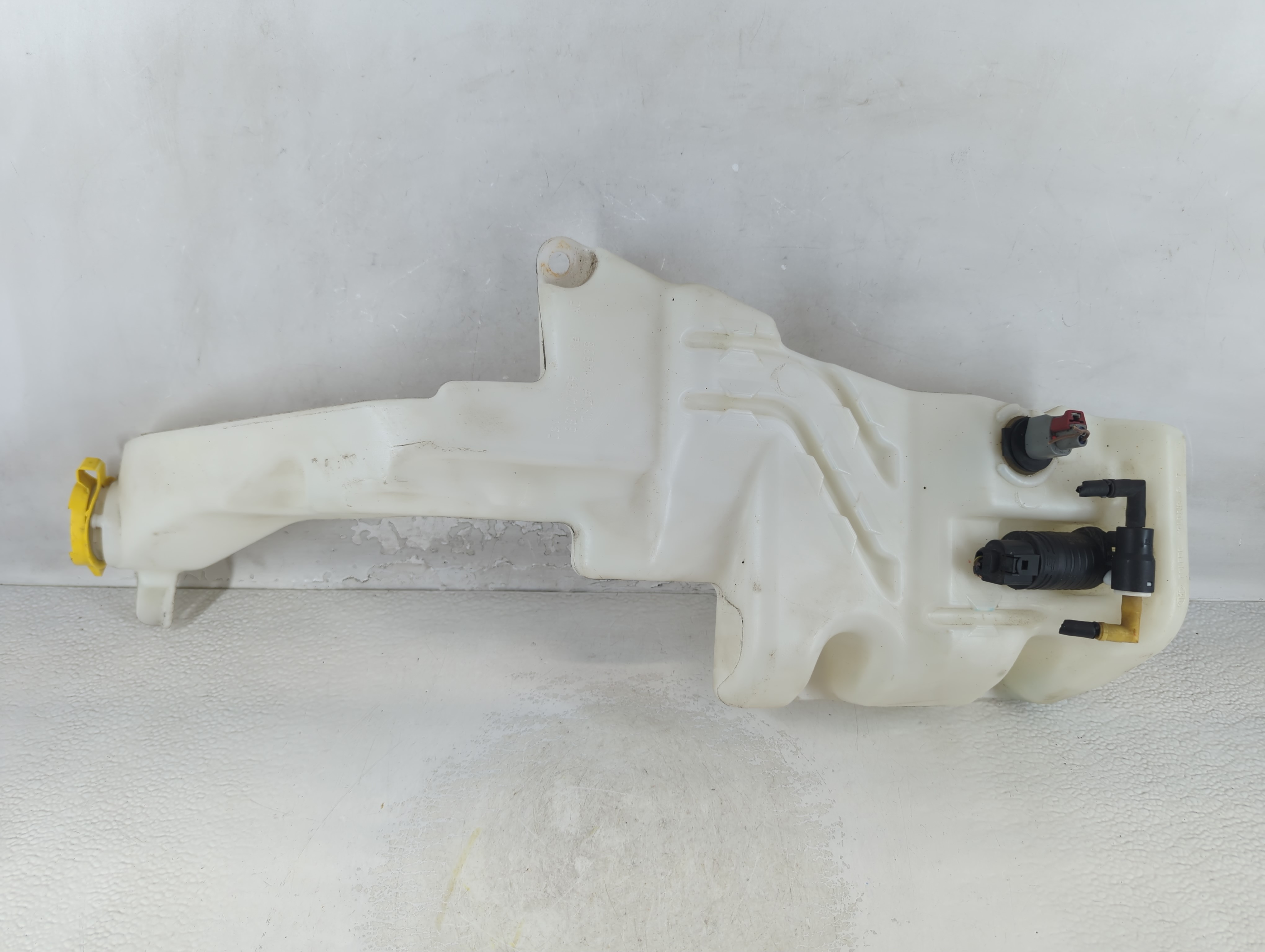 2014-2018 Jeep Cherokee Windshield Washer Fluid Reservoir Bottle Oem 1065005 - Oemusedautoparts1.com