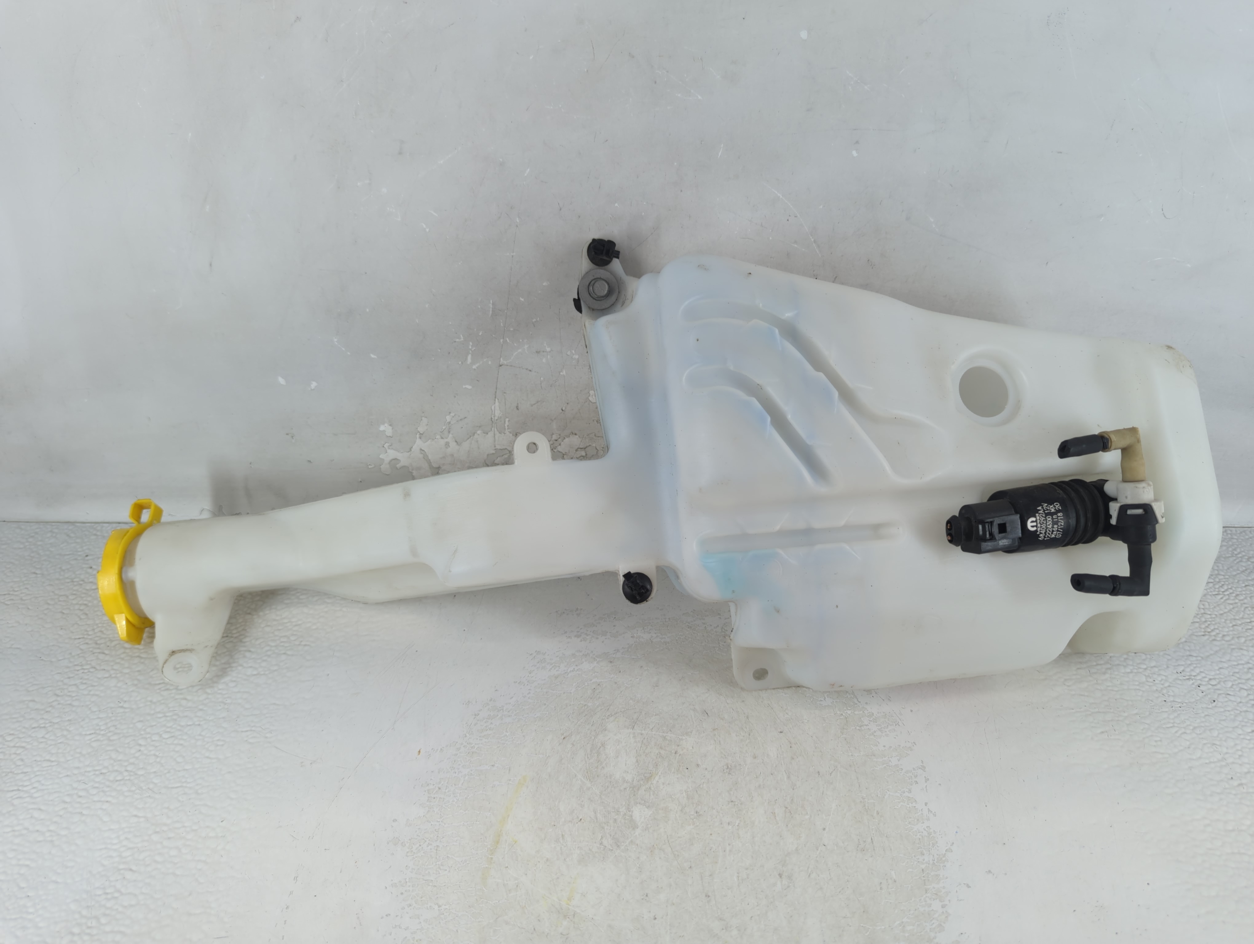 2019-2022 Jeep Cherokee Windshield Washer Fluid Reservoir Bottle Oem 1065006 - Oemusedautoparts1.com