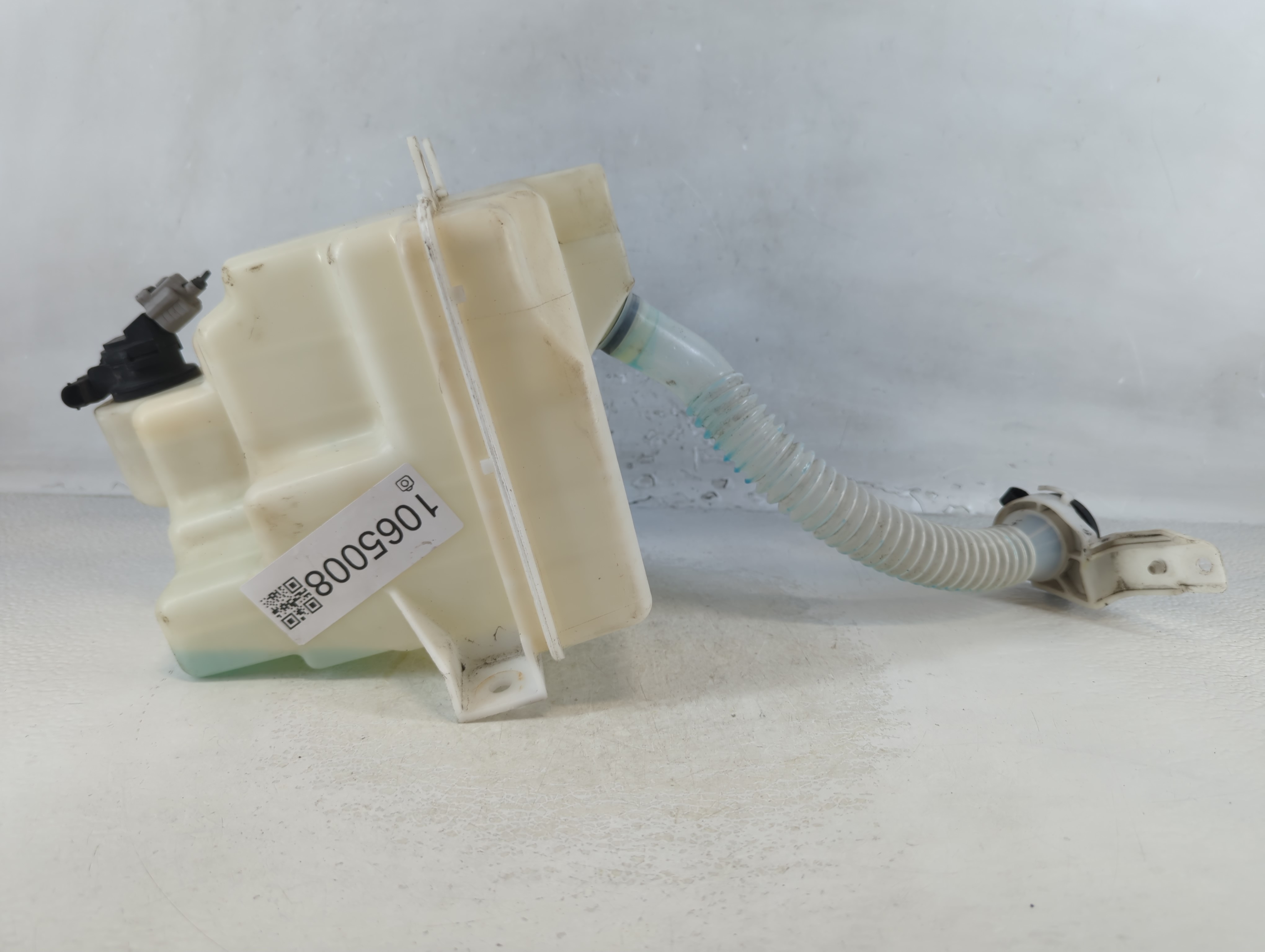 Picture of 2006-2012 Ford Fusion Windshield Washer Fluid Reservoir Bottle Oem 1065008