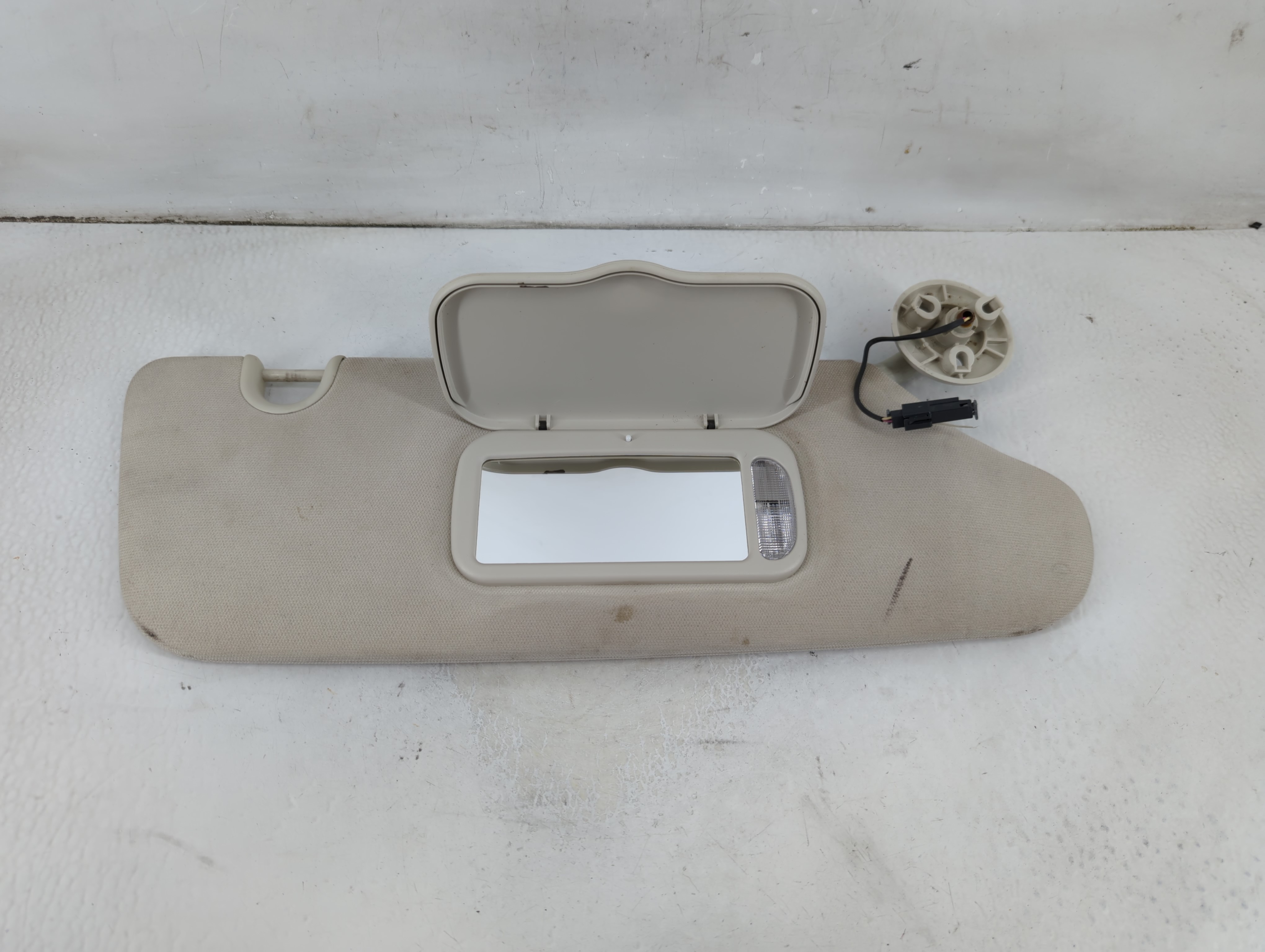2008-2010 Dodge Grand Caravan Passenger Sun Visor Mirror Right Sunvisor 1065699 - Oemusedautoparts1.com