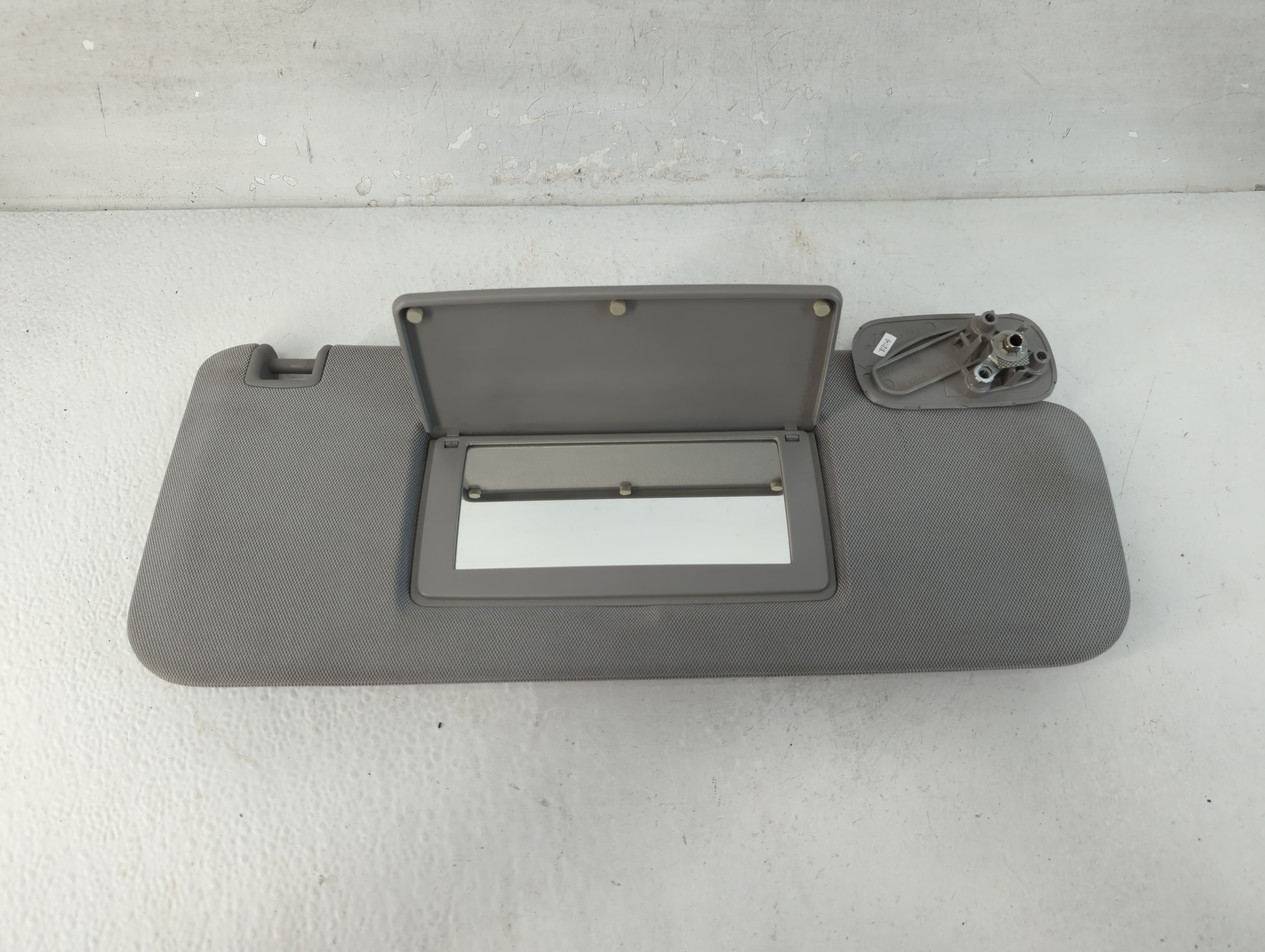 2014-2019 Gmc Sierra 1500 Driver Sun Visor Mirror Left Sunvisor Gray 1066669 - Oemusedautoparts1.com