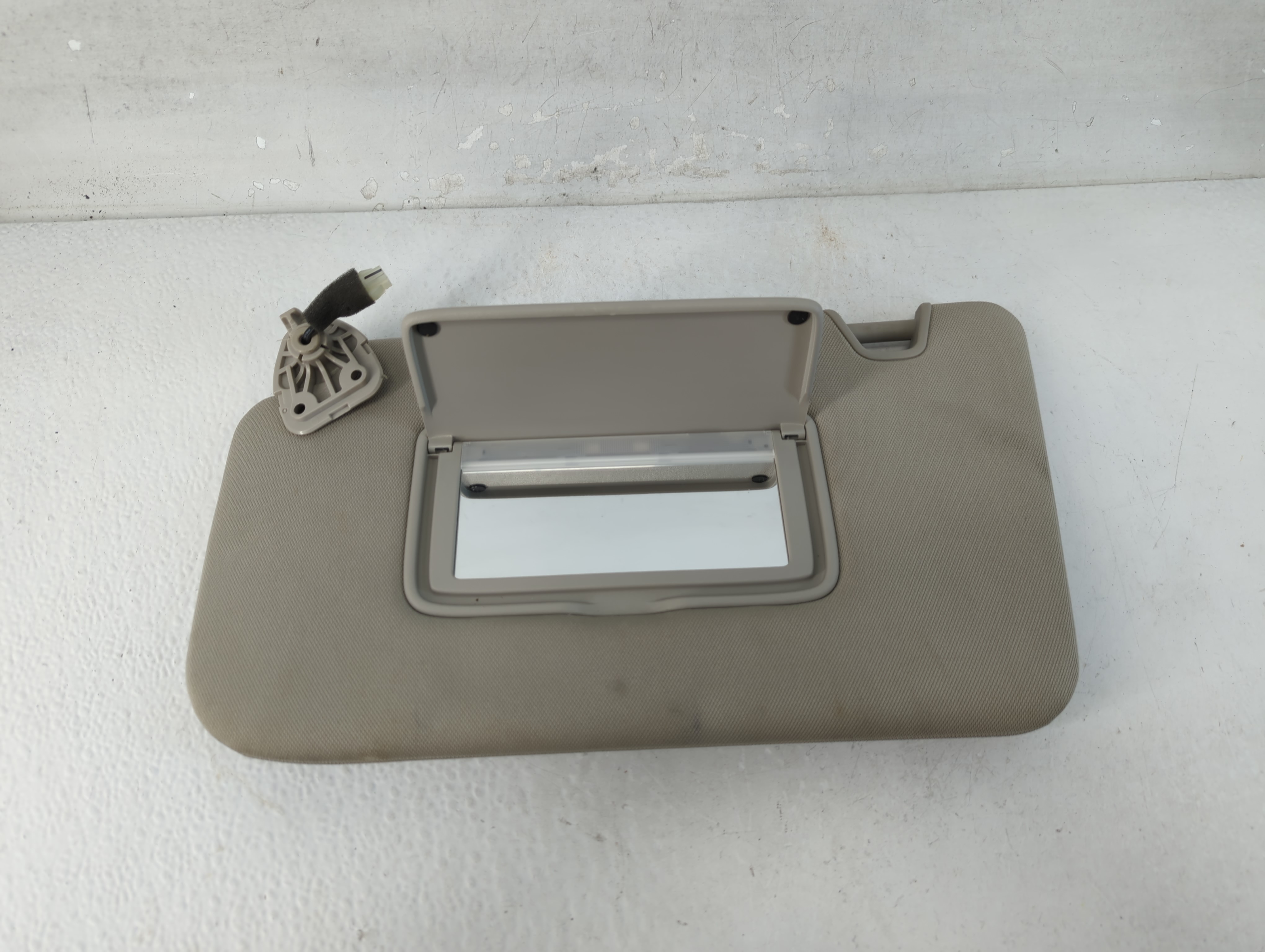 2018-2020 Nissan Rogue Passenger Sun Visor Mirror Right Sunvisor Tan 1066671 - Oemusedautoparts1.com