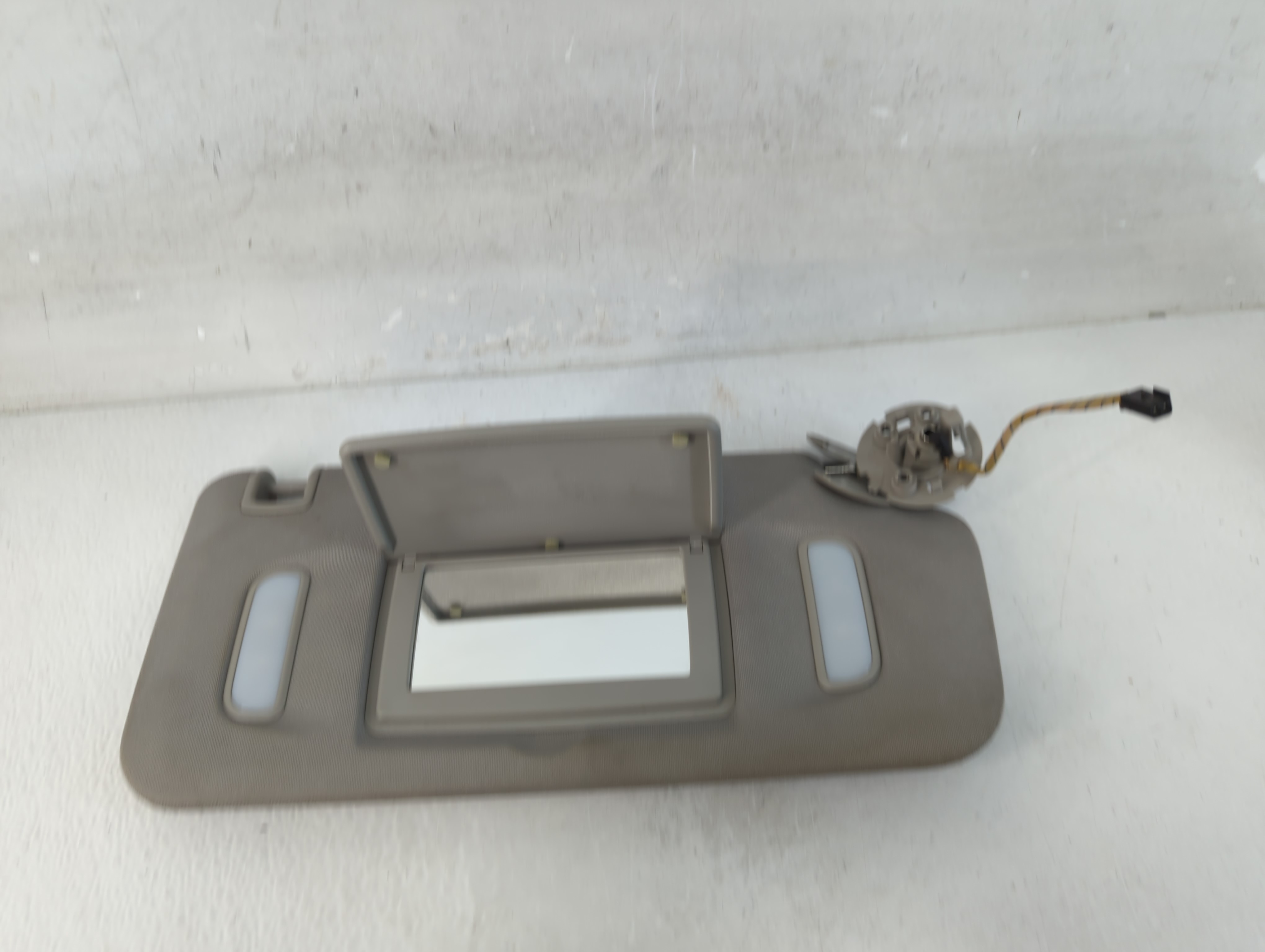 2010-2017 Chevrolet Equinox Passenger Sun Visor Mirror Right Sunvisor 1066758 - Oemusedautoparts1.com