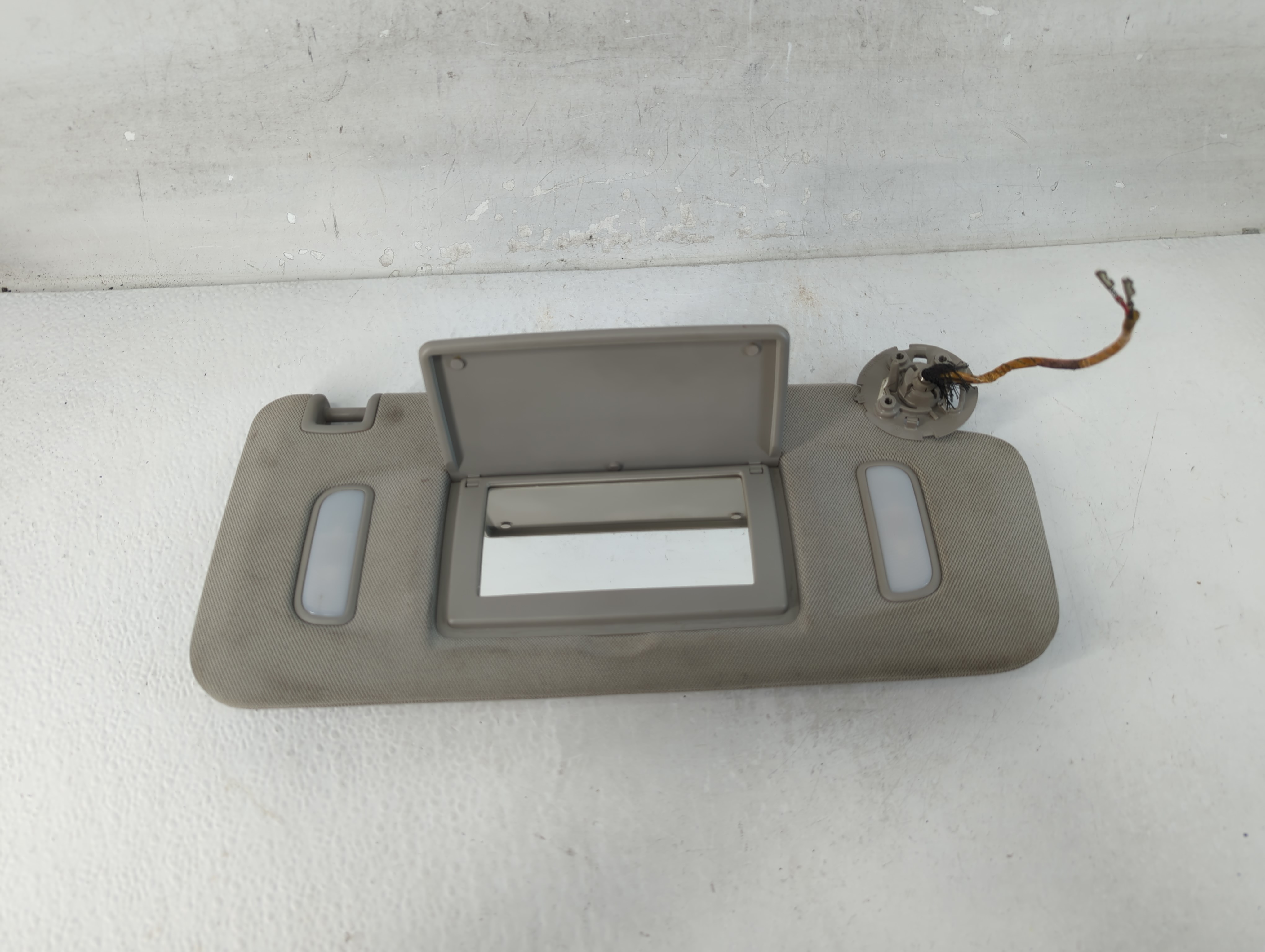 2010-2017 Chevrolet Equinox Passenger Sun Visor Mirror Right Sunvisor 1066760 - Oemusedautoparts1.com