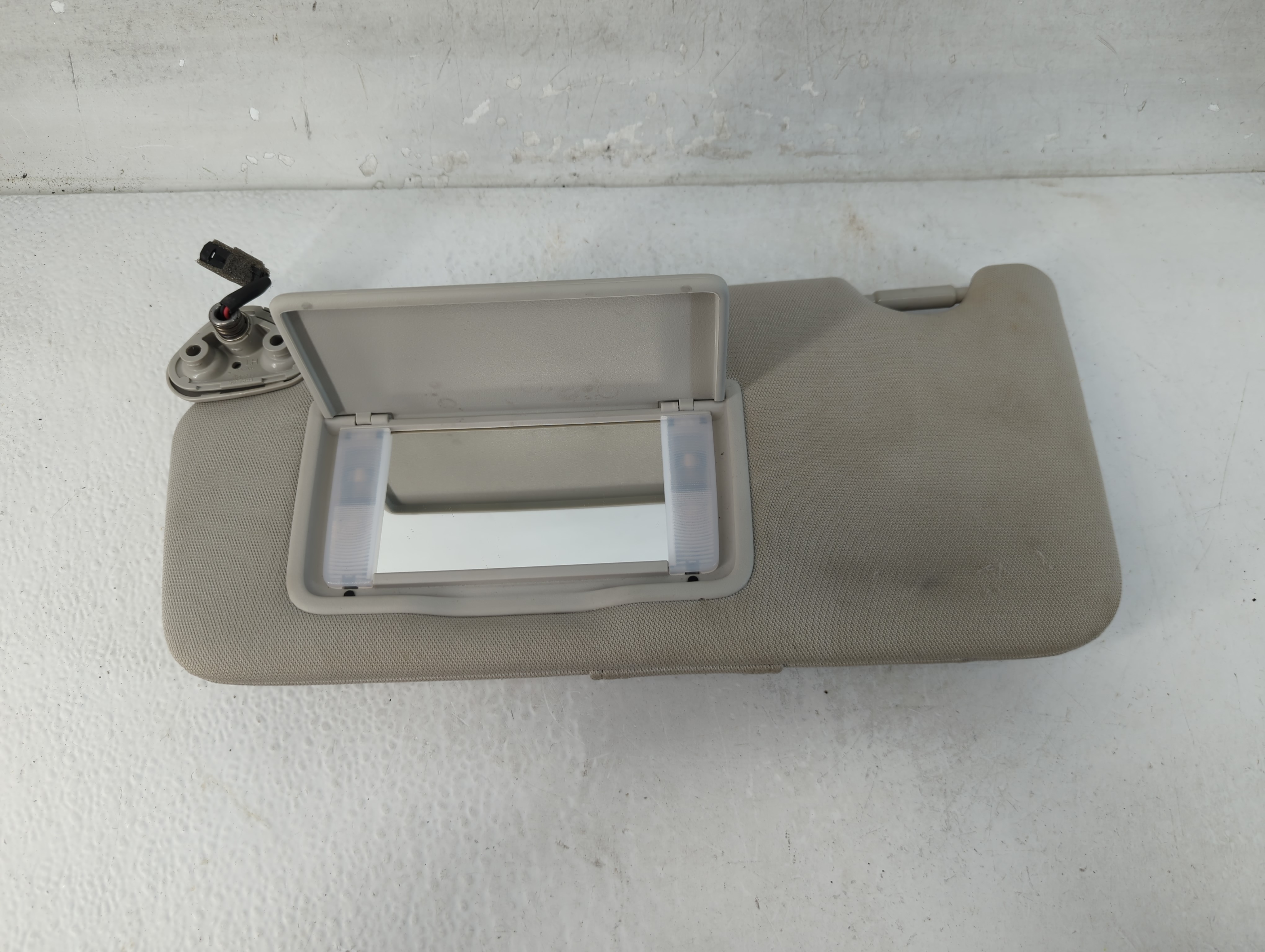 2010-2014 Subaru Legacy Driver Sun Visor Mirror Left Sunvisor Gray 1066783 - Oemusedautoparts1.com