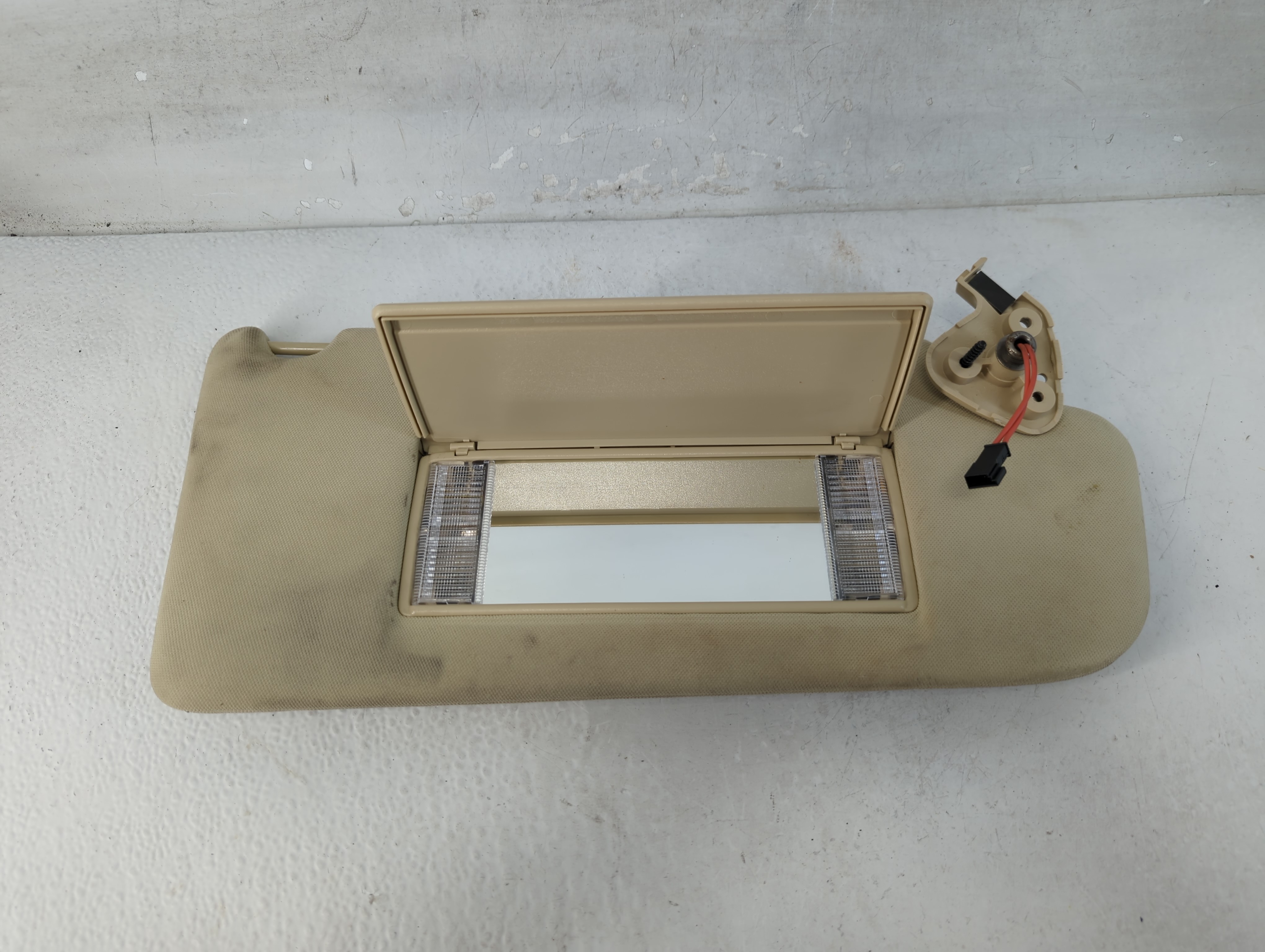 2010 Land Rover Range Rover Passenger Sun Visor Mirror Right Sunvisor 1066785 - Oemusedautoparts1.com