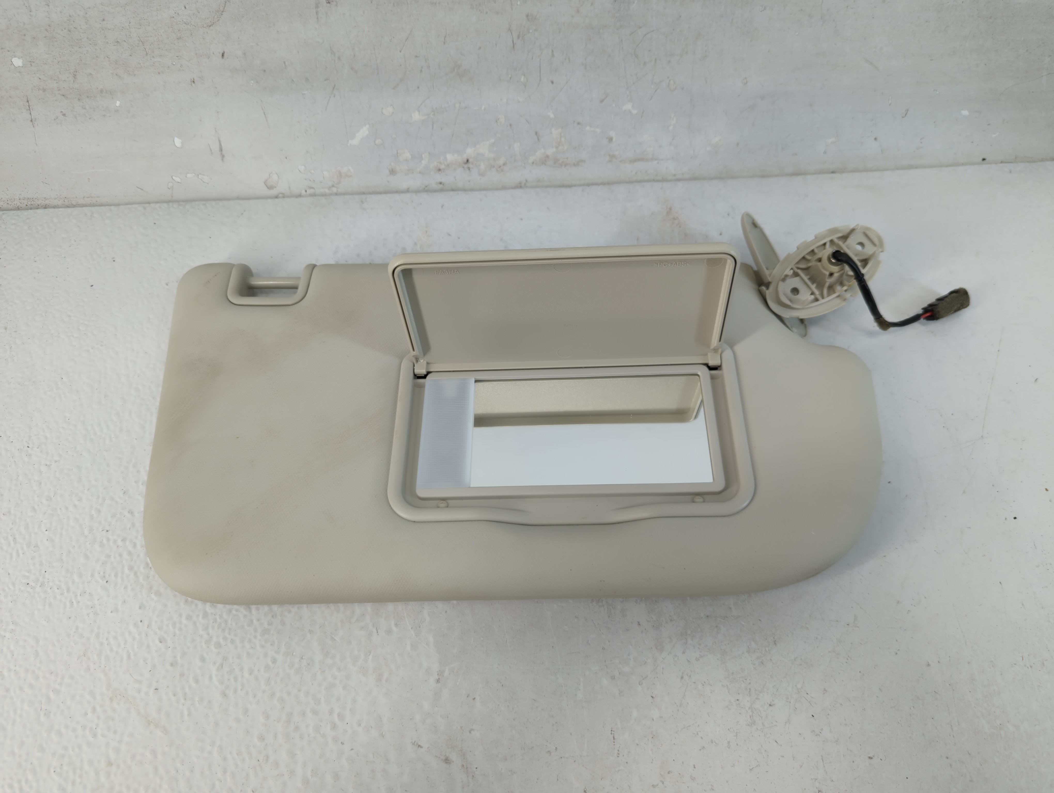 2013-2019 Ford Escape Passenger Sun Visor Mirror Right Sunvisor Ivory 1066807 - Oemusedautoparts1.com
