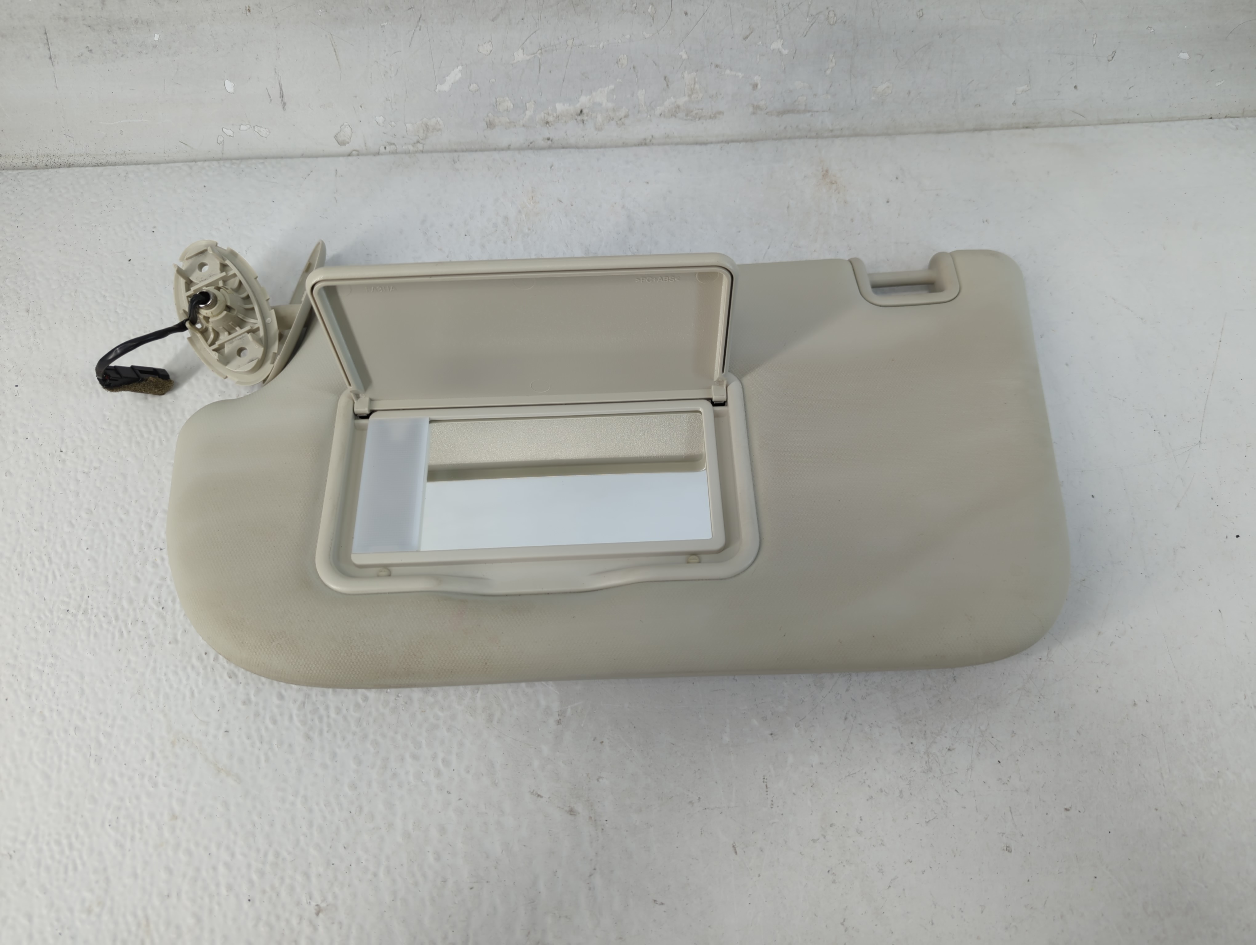 2013-2019 Ford Escape Driver Sun Visor Mirror Left Sunvisor Ivory 1066808 - Oemusedautoparts1.com