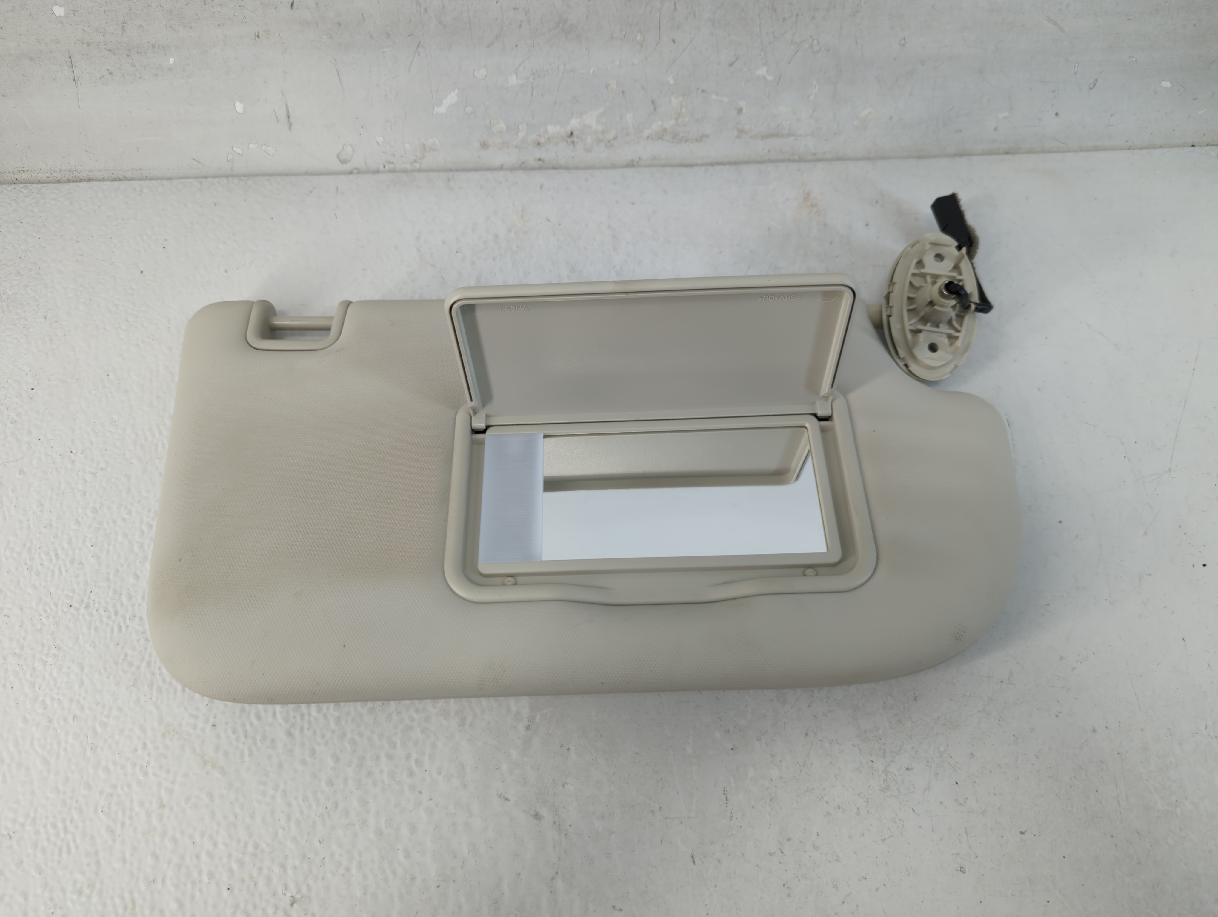 2013-2019 Ford Escape Passenger Sun Visor Mirror Right Sunvisor Ivory 1066809 - Oemusedautoparts1.com