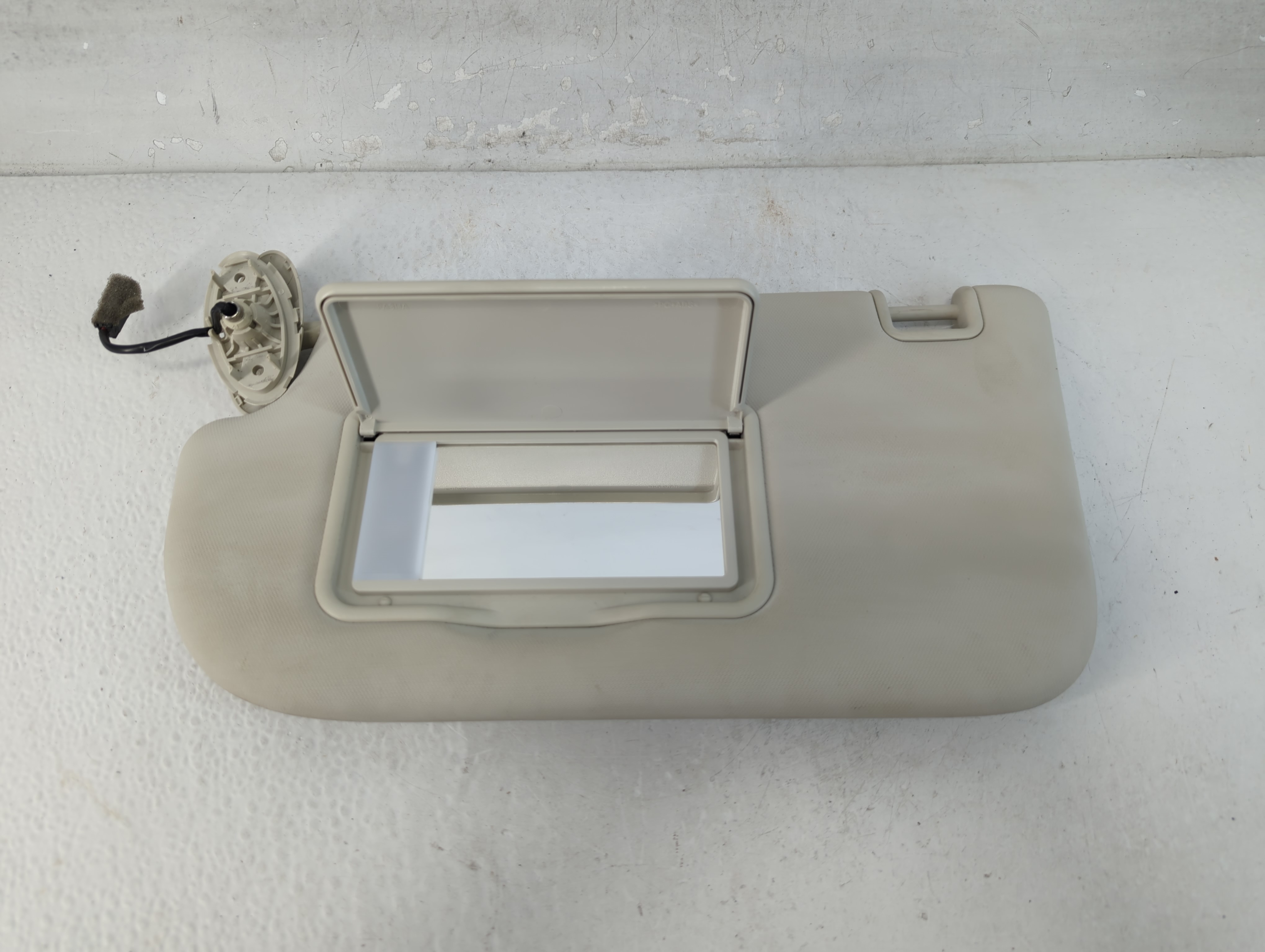 2013-2019 Ford Escape Driver Sun Visor Mirror Left Sunvisor Ivory 1066810 - Oemusedautoparts1.com