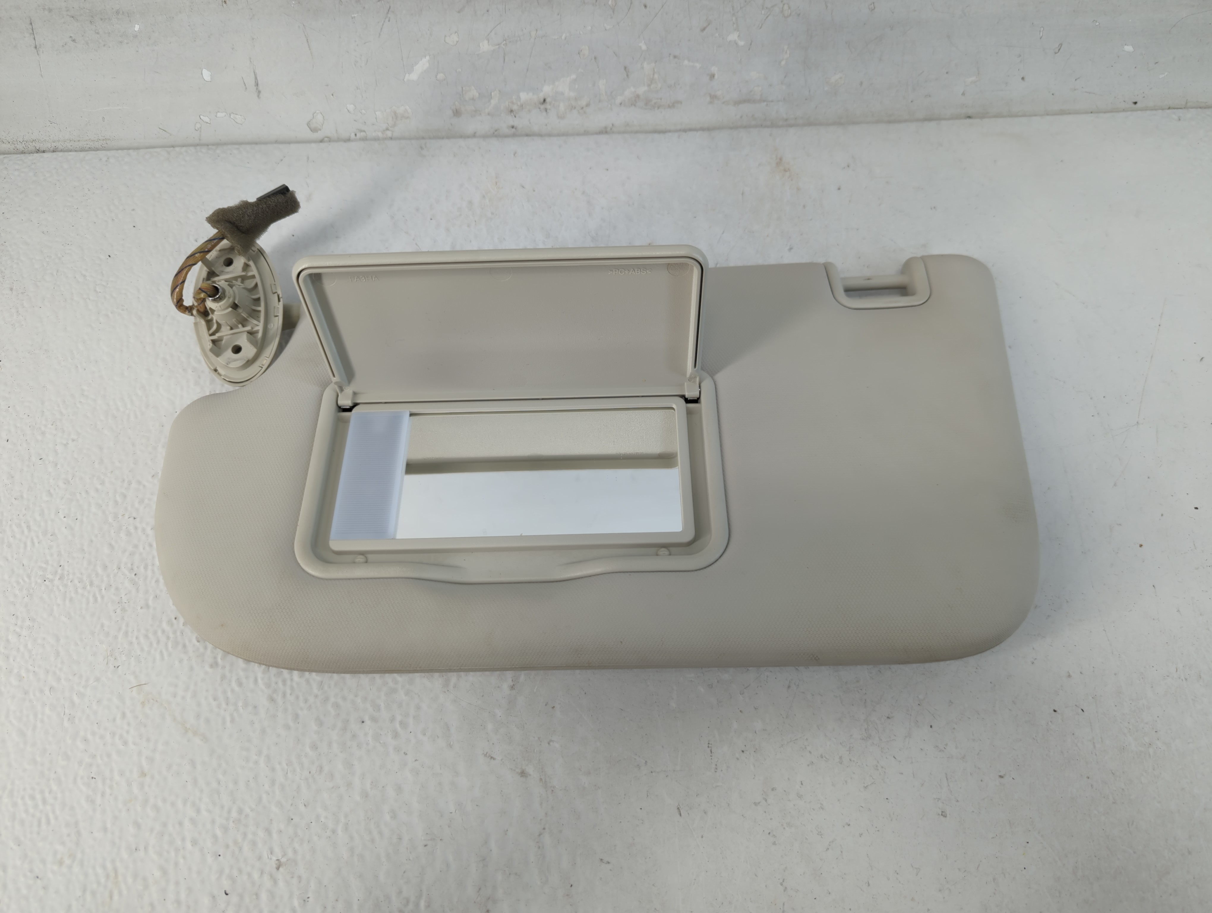 2013-2019 Ford Escape Driver Sun Visor Mirror Left Sunvisor Cream 1066873 - Oemusedautoparts1.com