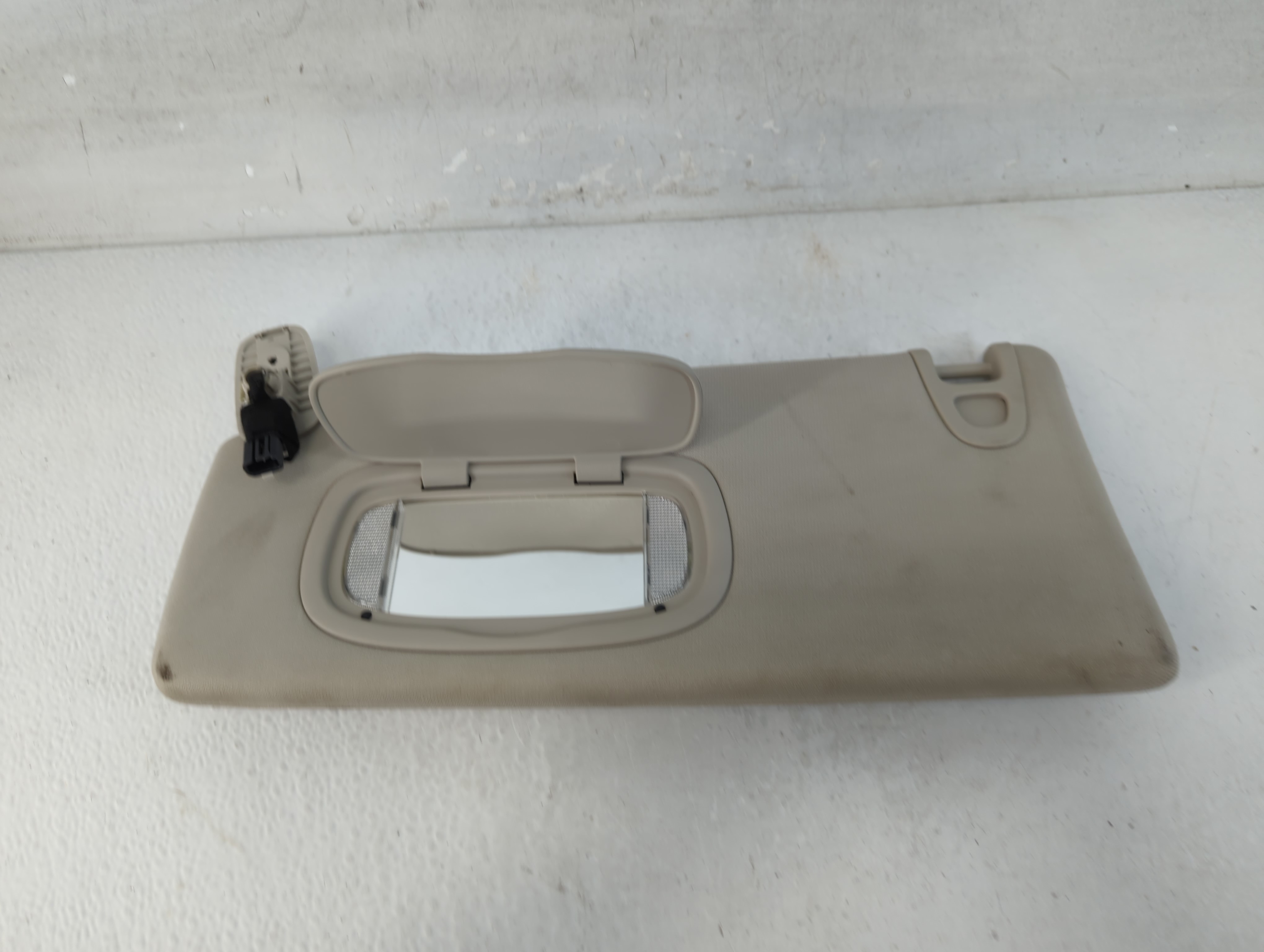 2014-2018 Jeep Cherokee Driver Sun Visor Mirror Left Sunvisor Gray 1066876 - Oemusedautoparts1.com