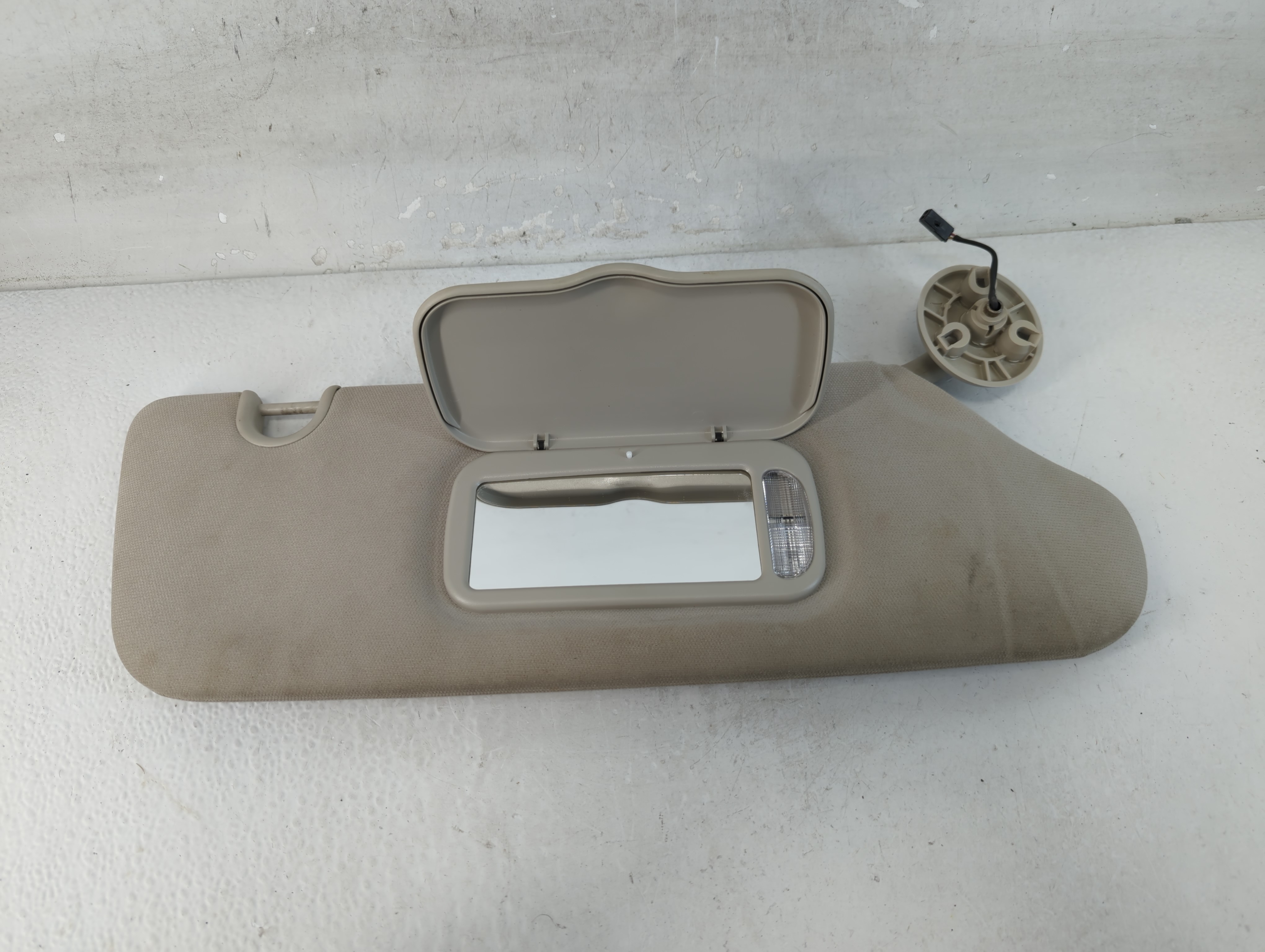 2011 Chrysler Town & Country Passenger Sun Visor Mirror Right Sunvisor 1066880 - Oemusedautoparts1.com