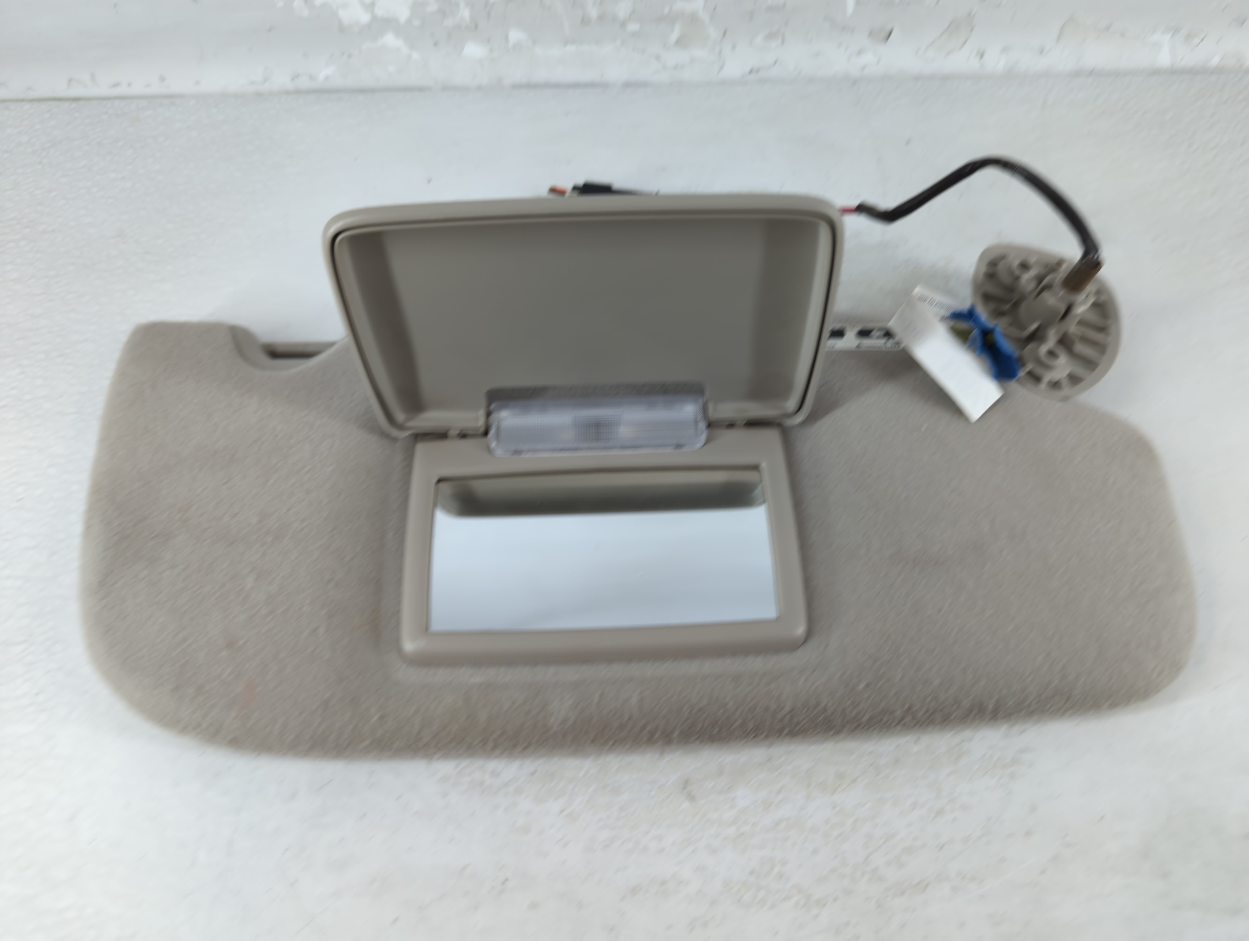 2005 Chevrolet Trailblazer Passenger Sun Visor Mirror Right Sunvisor 1066921 - Oemusedautoparts1.com