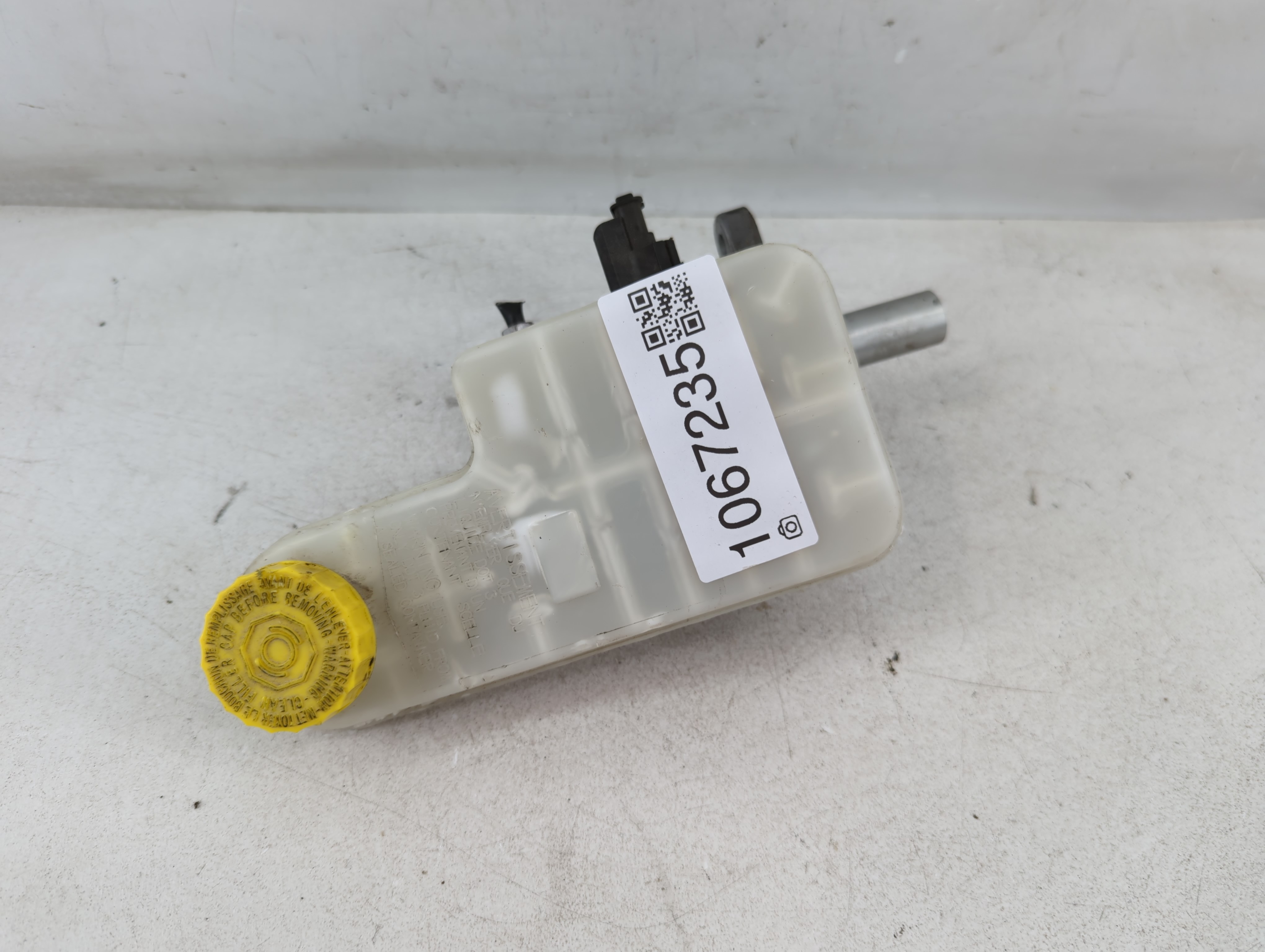 2011-2014 Chrysler 200 Brake Master Cylinder 1067235 - Oemusedautoparts1.com