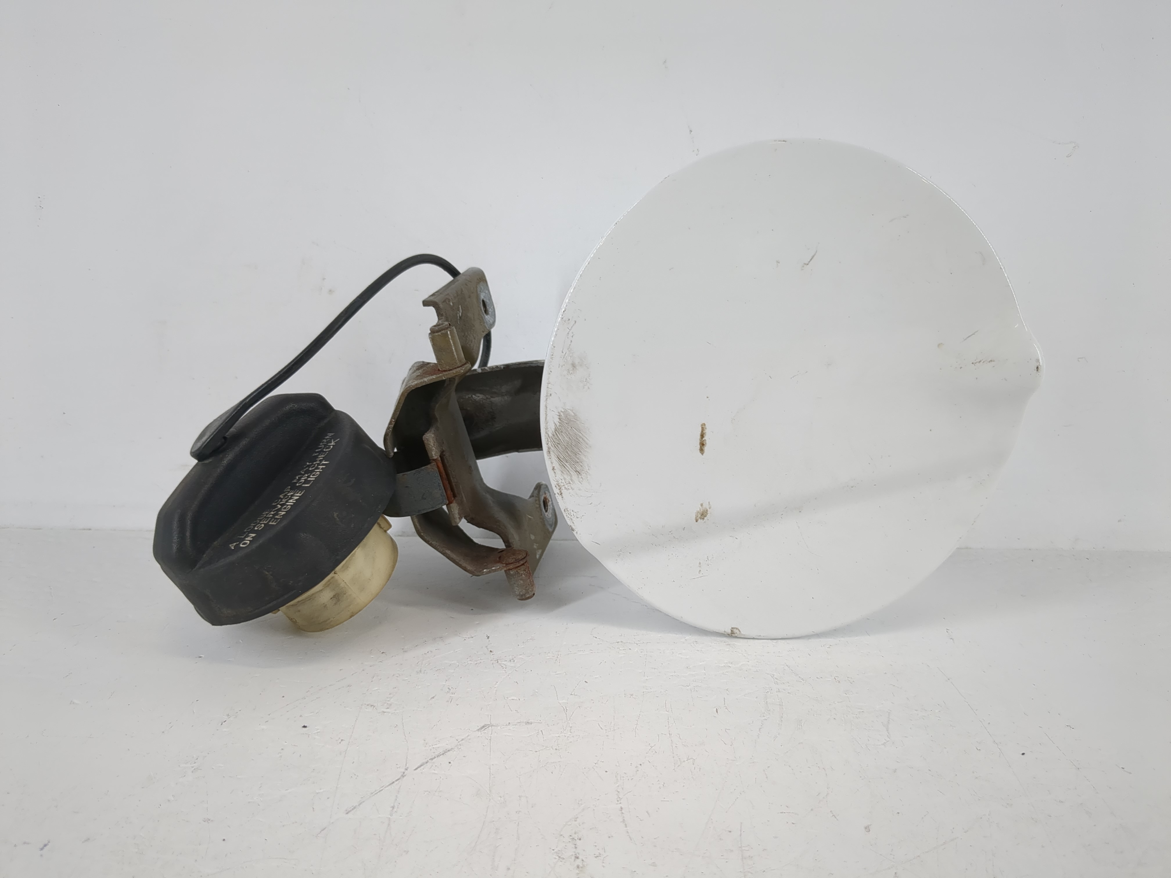Picture of Chrysler 200 Fuel Tank Door Lid Gas Tank White 1067369