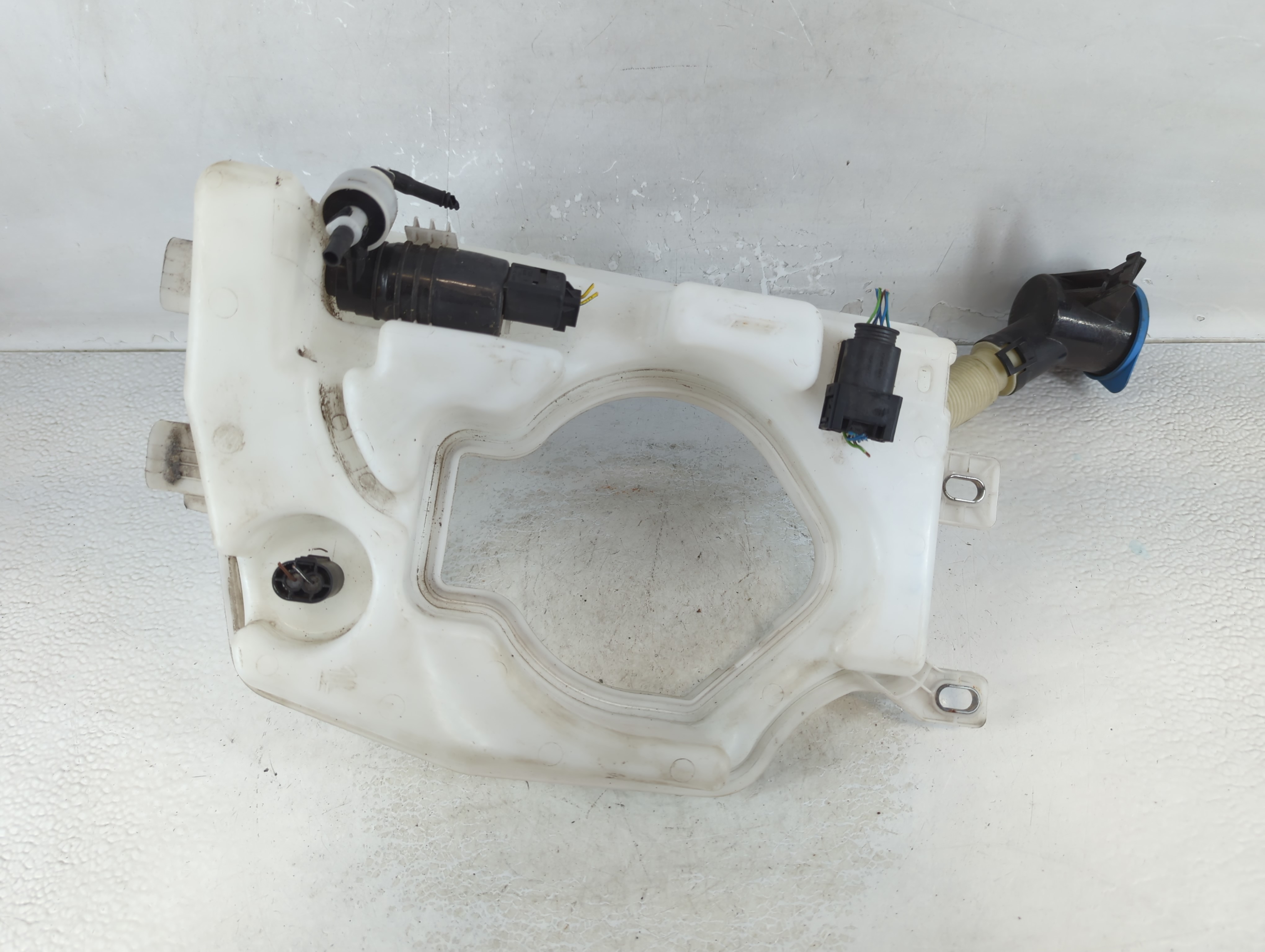 Picture of 2013-2016 Lincoln Mks Windshield Washer Fluid Reservoir Bottle Oem 1067560
