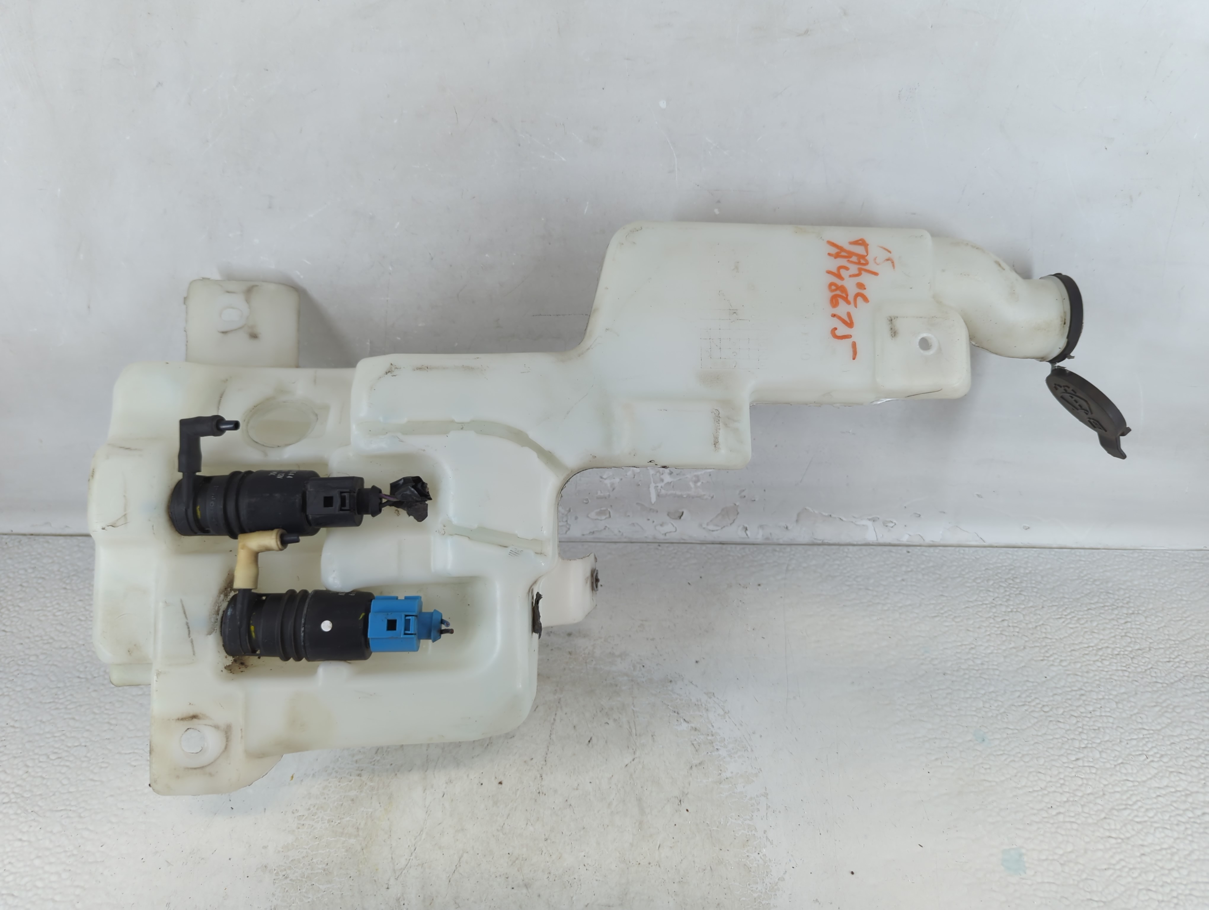 2015-2020 Chevrolet Tahoe Windshield Washer Fluid Reservoir Bottle Oem 1067562 - Oemusedautoparts1.com