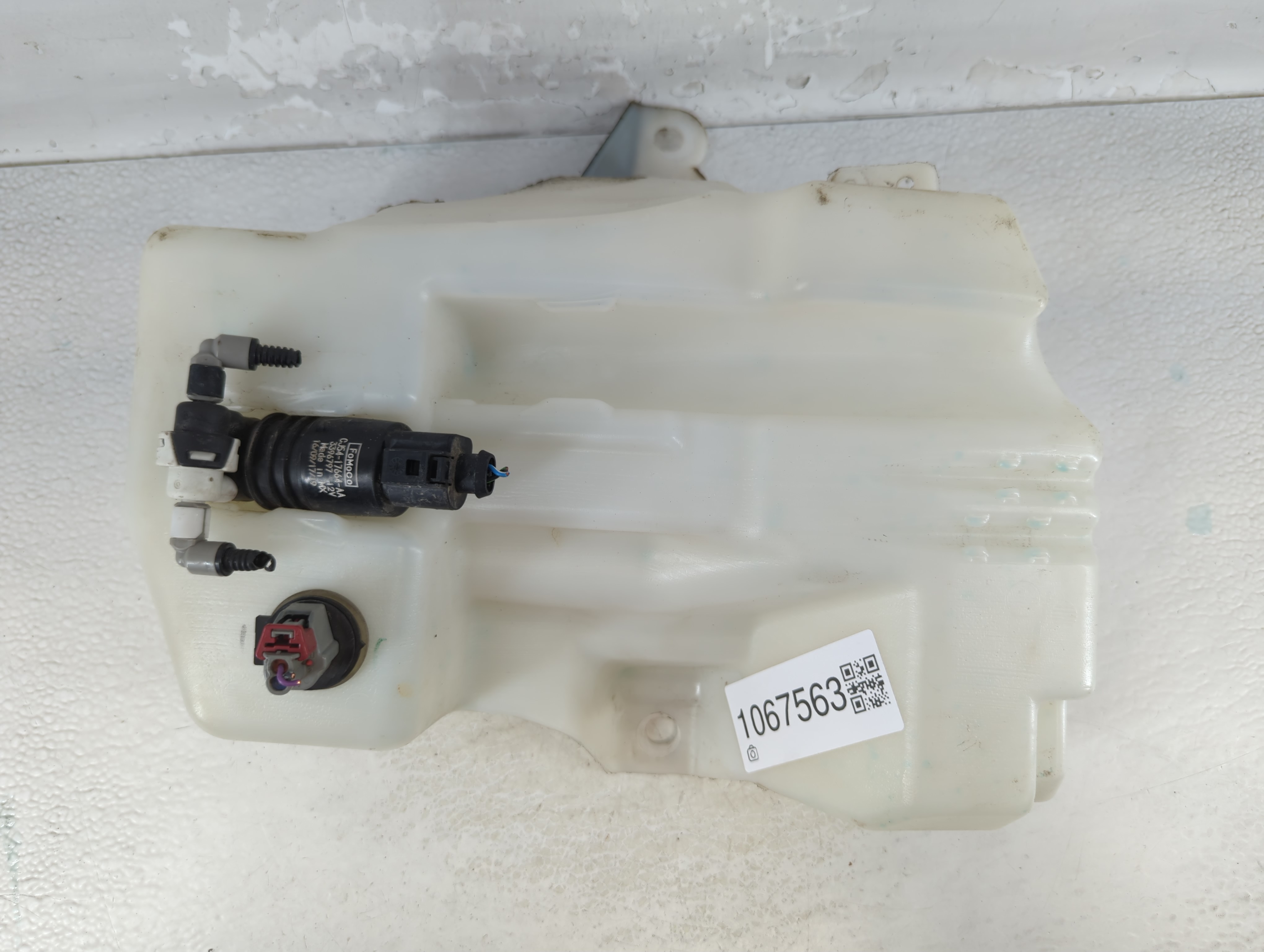 2015-2019 Lincoln Mkc Windshield Washer Fluid Reservoir Bottle Oem 1067563 - Oemusedautoparts1.com