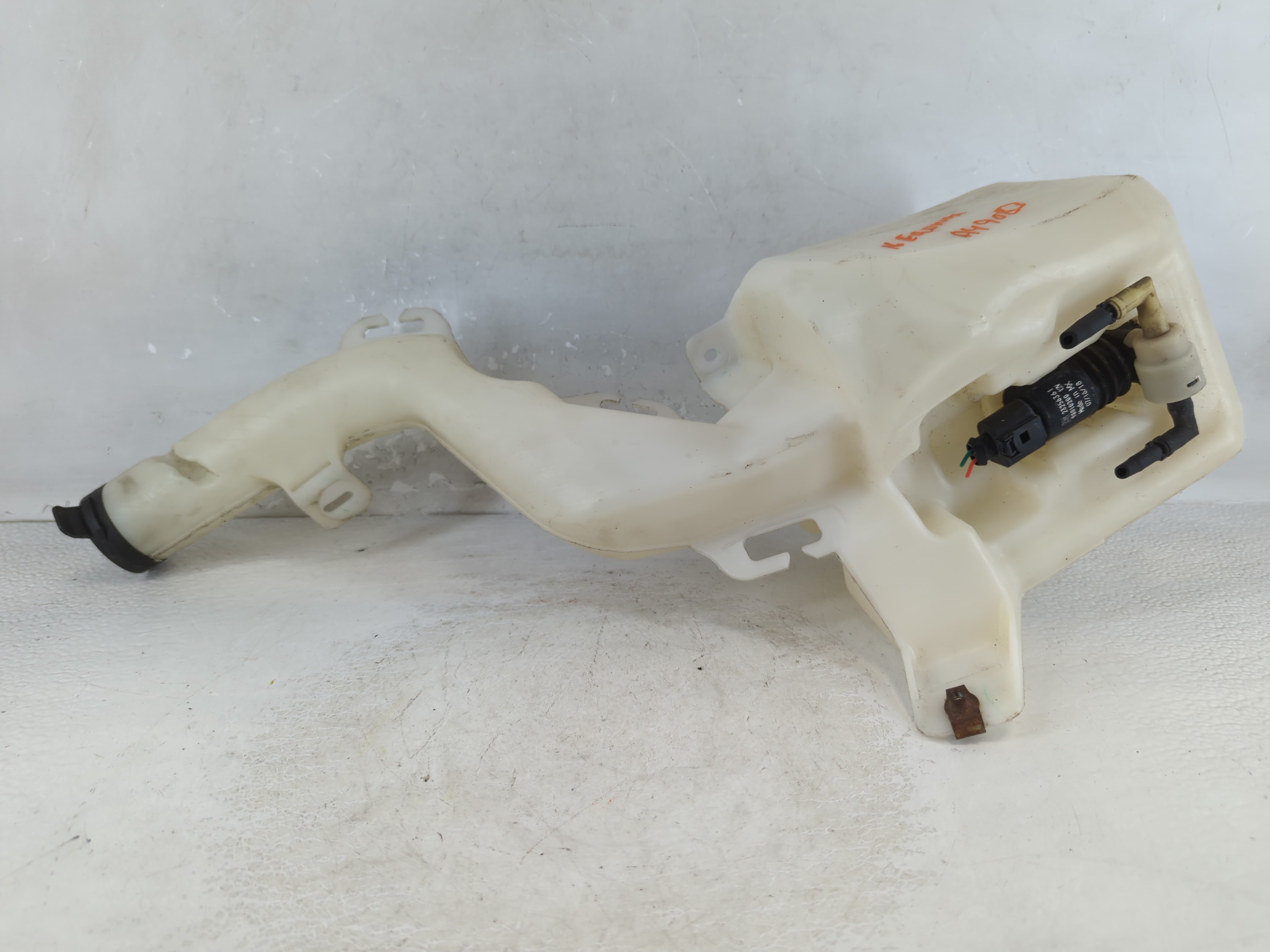 2010-2017 Chevrolet Equinox Windshield Washer Fluid Reservoir Bottle Oem 1067653 - Oemusedautoparts1.com