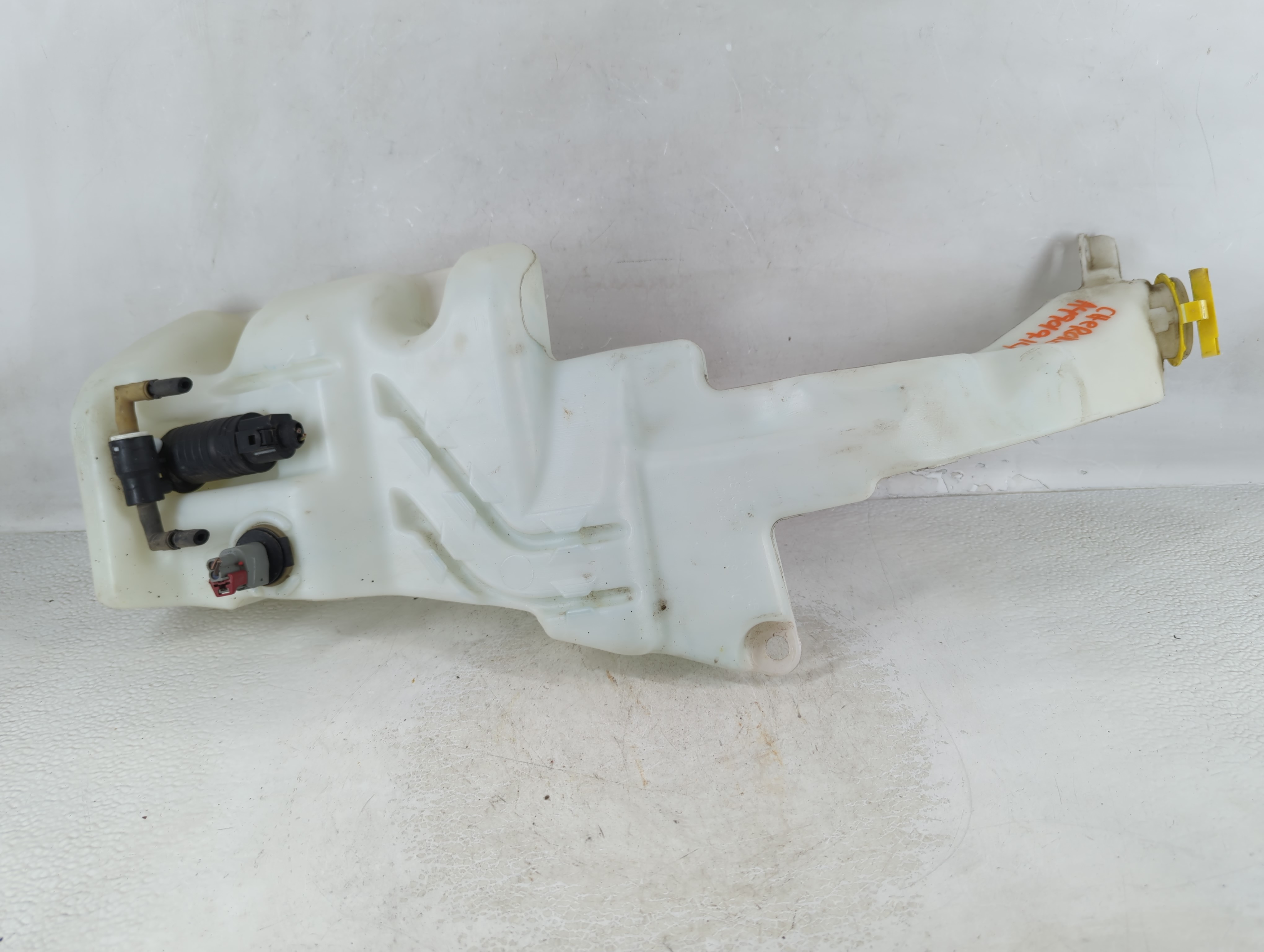 2014-2018 Jeep Cherokee Windshield Washer Fluid Reservoir Bottle Oem 1067687 - Oemusedautoparts1.com